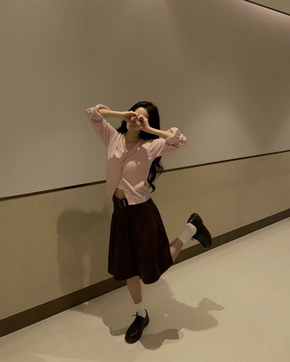 닥터마틴 필수 구매 제품??💡
꾸준히 사랑받는 더비 슈즈, 1461은 꼭 소장해야 해 👞🤎
날이 풀리면서 유독 자주 보이는 닥터마틴 슈즈, 하지원과 윈터도 신었는데요. 두 사람 모두 브랜드의 시그니처 아이템인 1461 스무스를 착용했습니다. 클래식 3홀 옥스퍼드 슈즈 디자인으로 심플하면서도 튼튼한 구조로 오랜 시간 사랑받아 왔습니다.
특히 은은한 광택의 스무스 가죽과 옐로우 스티치, 그루브드 아웃솔 등 브랜드 특유의 디테일이 돋보입니다. 미디 기장 하의와 봄 아우터에 매치하면 미니멀하면서도 데일리로 활용할 수 있어, 한 켤레쯤 소장해 오래 즐겨보세요. 이미지3