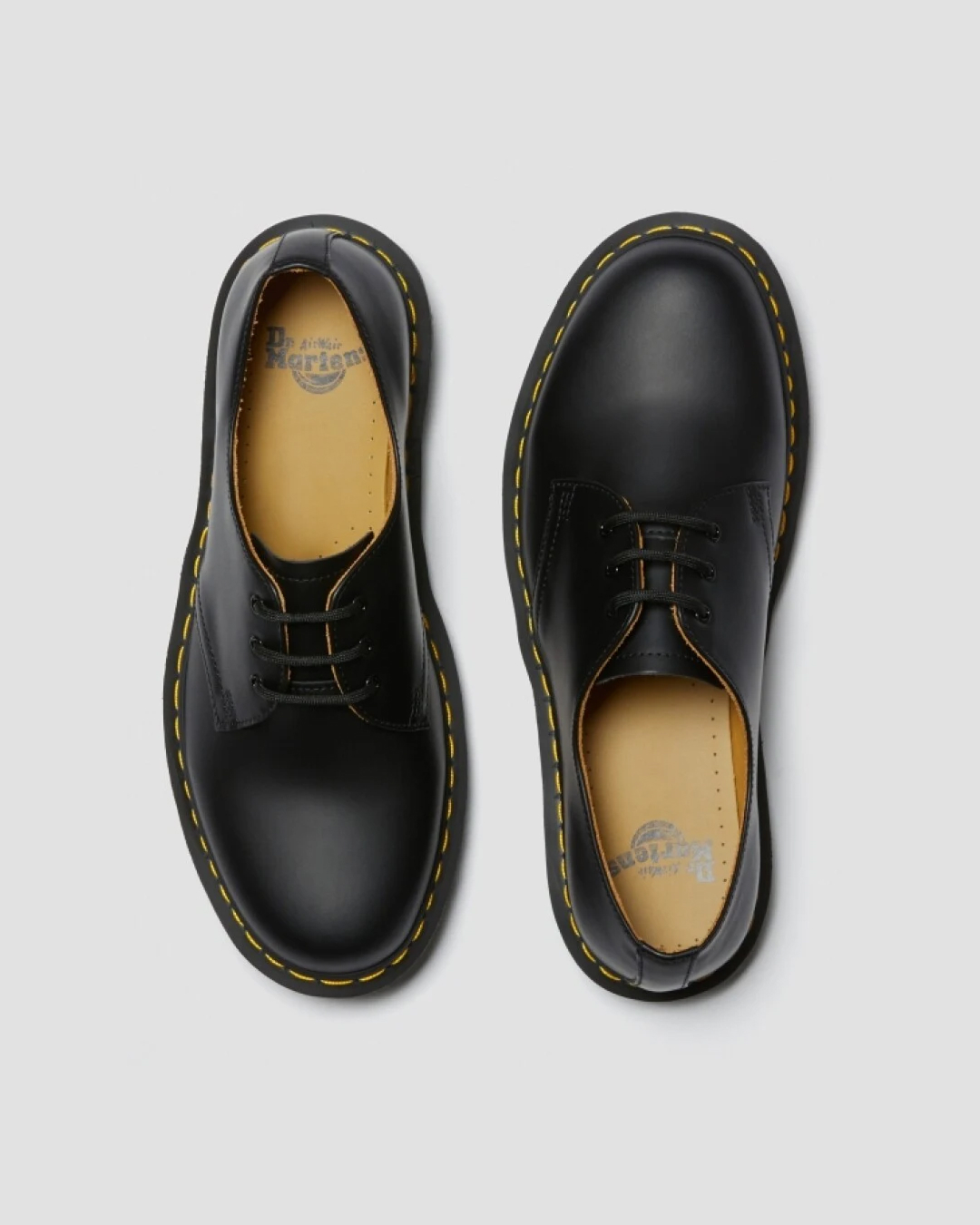 닥터마틴 필수 구매 제품??💡
꾸준히 사랑받는 더비 슈즈, 1461은 꼭 소장해야 해 👞🤎
날이 풀리면서 유독 자주 보이는 닥터마틴 슈즈, 하지원과 윈터도 신었는데요. 두 사람 모두 브랜드의 시그니처 아이템인 1461 스무스를 착용했습니다. 클래식 3홀 옥스퍼드 슈즈 디자인으로 심플하면서도 튼튼한 구조로 오랜 시간 사랑받아 왔습니다.
특히 은은한 광택의 스무스 가죽과 옐로우 스티치, 그루브드 아웃솔 등 브랜드 특유의 디테일이 돋보입니다. 미디 기장 하의와 봄 아우터에 매치하면 미니멀하면서도 데일리로 활용할 수 있어, 한 켤레쯤 소장해 오래 즐겨보세요. 이미지7