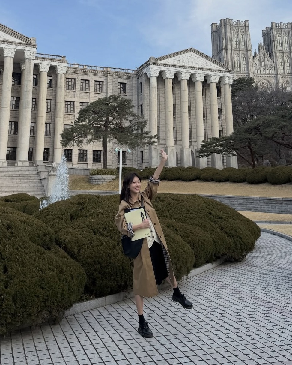 닥터마틴 필수 구매 제품??💡
꾸준히 사랑받는 더비 슈즈, 1461은 꼭 소장해야 해 👞🤎
날이 풀리면서 유독 자주 보이는 닥터마틴 슈즈, 하지원과 윈터도 신었는데요. 두 사람 모두 브랜드의 시그니처 아이템인 1461 스무스를 착용했습니다. 클래식 3홀 옥스퍼드 슈즈 디자인으로 심플하면서도 튼튼한 구조로 오랜 시간 사랑받아 왔습니다.
특히 은은한 광택의 스무스 가죽과 옐로우 스티치, 그루브드 아웃솔 등 브랜드 특유의 디테일이 돋보입니다. 미디 기장 하의와 봄 아우터에 매치하면 미니멀하면서도 데일리로 활용할 수 있어, 한 켤레쯤 소장해 오래 즐겨보세요. 이미지2