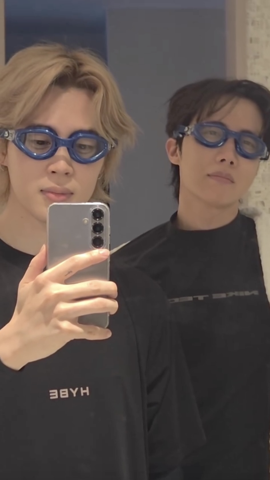 화장실에서 수경 낀 웃픈 상황🏊🏻 누가 수영장 좀 보내줬으면 좋겠어...💜🥺 이미지