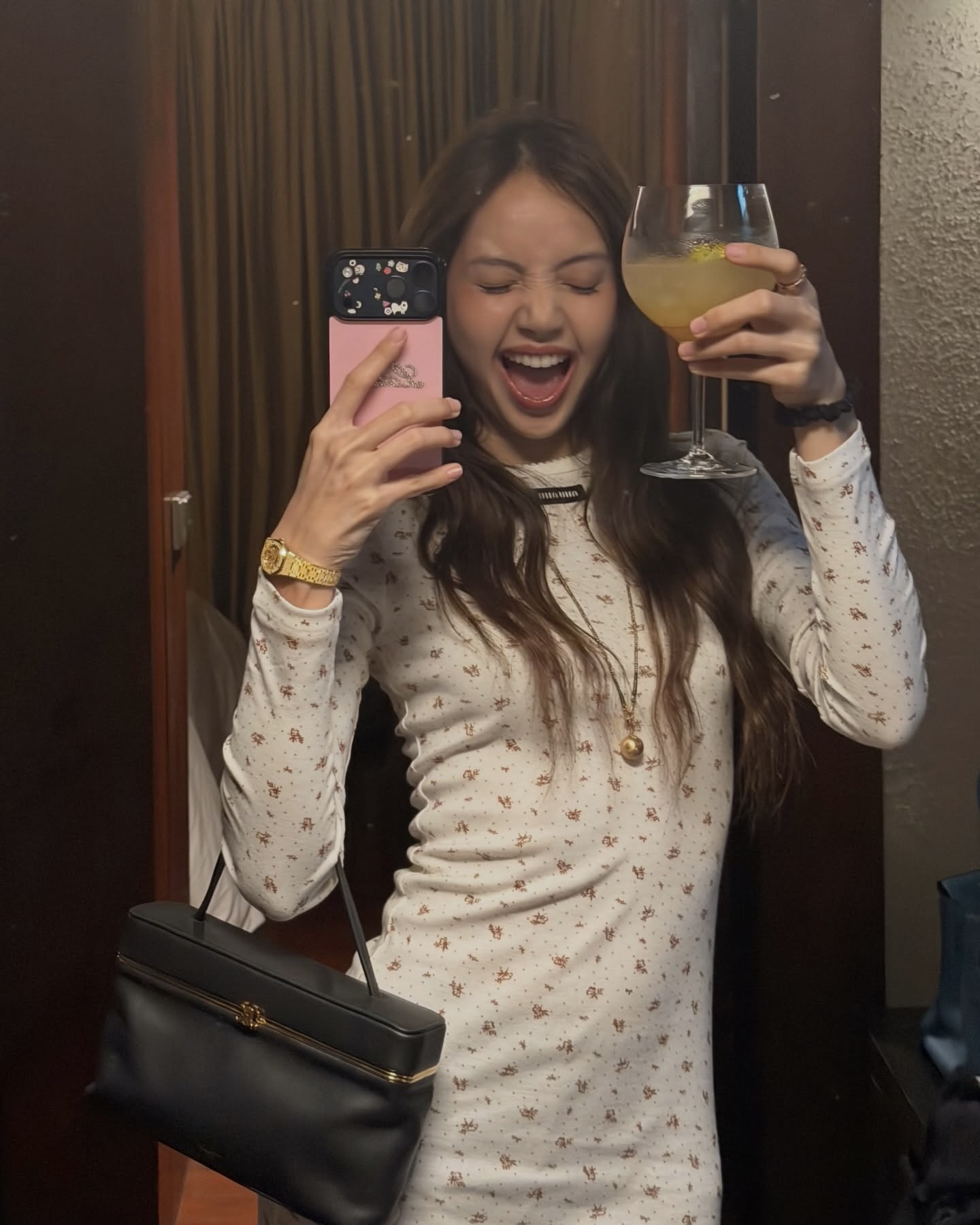 셀럽들 사이에서 핫한 그 아이템🔥 나만의 커스텀으로 세상에 하나뿐인 폰 케이스 만들어 보자💖🤎 요즘 리사부터 김고은까지 셀럽들이 착용한 폰 케이스는 에포니의 커스텀 글로우 폰 케이스입니다. 일반적인 케이스와 다르게 글라스처럼 은은한 광택을 더한 범퍼 케이스에 나만의 이니셜을 담아 제작하는 커스텀 제품입니다. 특히 5가지 컬러의 스와로브스키 크리스탈을 선택해 포인트를 줄 수 있죠. 흔한 디자인이 지루하게 느껴진다면 개성을 담은 에포니 커스텀 글로우 폰 케이스를 확인해 보세요. - 에포니 커스텀 글로우 폰 케이스, 8만 원대 이미지