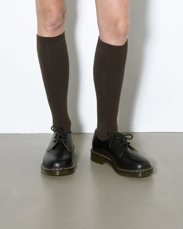 닥터마틴 필수 구매 제품??💡
꾸준히 사랑받는 더비 슈즈, 1461은 꼭 소장해야 해 👞🤎
날이 풀리면서 유독 자주 보이는 닥터마틴 슈즈, 하지원과 윈터도 신었는데요. 두 사람 모두 브랜드의 시그니처 아이템인 1461 스무스를 착용했습니다. 클래식 3홀 옥스퍼드 슈즈 디자인으로 심플하면서도 튼튼한 구조로 오랜 시간 사랑받아 왔습니다.
특히 은은한 광택의 스무스 가죽과 옐로우 스티치, 그루브드 아웃솔 등 브랜드 특유의 디테일이 돋보입니다. 미디 기장 하의와 봄 아우터에 매치하면 미니멀하면서도 데일리로 활용할 수 있어, 한 켤레쯤 소장해 오래 즐겨보세요. 이미지6