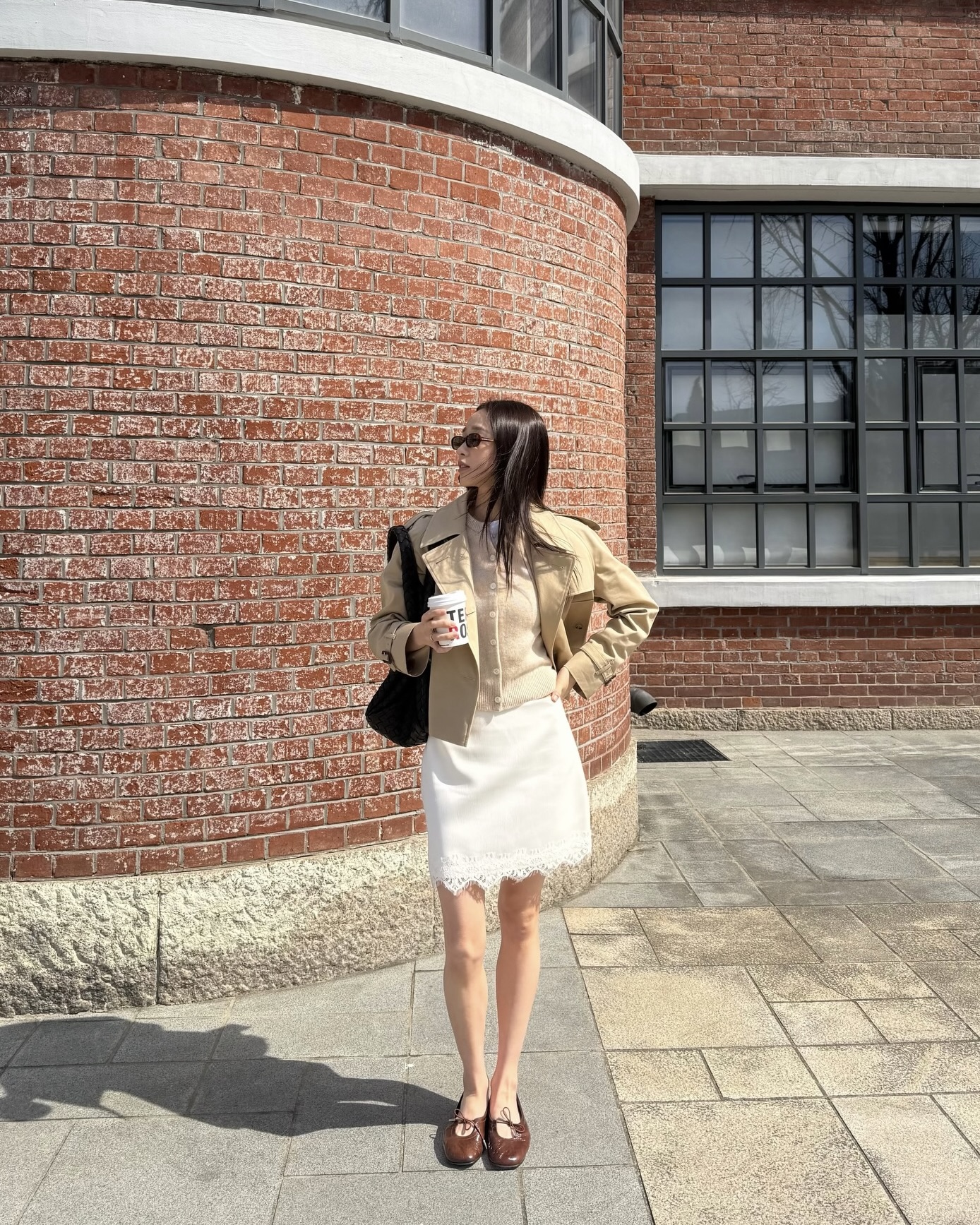 란제리 대란 속 가성비템 찾는다면💸
손연재처럼 자라에서 똑똑하게 골라봐😉✨
이번 시즌 유독 많이 보이는 레이스 스커트, 손연재처럼 자라 레이스 햄라인 스커트 팬츠로 시작해 보세요. 이 스커트는 H 라인 실루엣에 은은한 광택이 돋보이는 새틴 소재를 활용해 세련된 무드를 완성하고, 밑단 레이스로 섬세한 포인트를 더하죠.
특히 겉보기에는 스커트처럼 보이지만 팬츠가 결합된 치마바지 디자인으로, 실용성까지 갖춘 아이템입니다. 가볍게 가디건과 숏 트렌치코트를 걸쳐 클래식하면서도 페미닌한 룩을 완성할 수 있죠. 부담 없는 가격대로 레이스 트렌드를 시도해 보세요.
- 자라 레이스 햄라인 스커트 팬츠, 5만 원대 이미지9