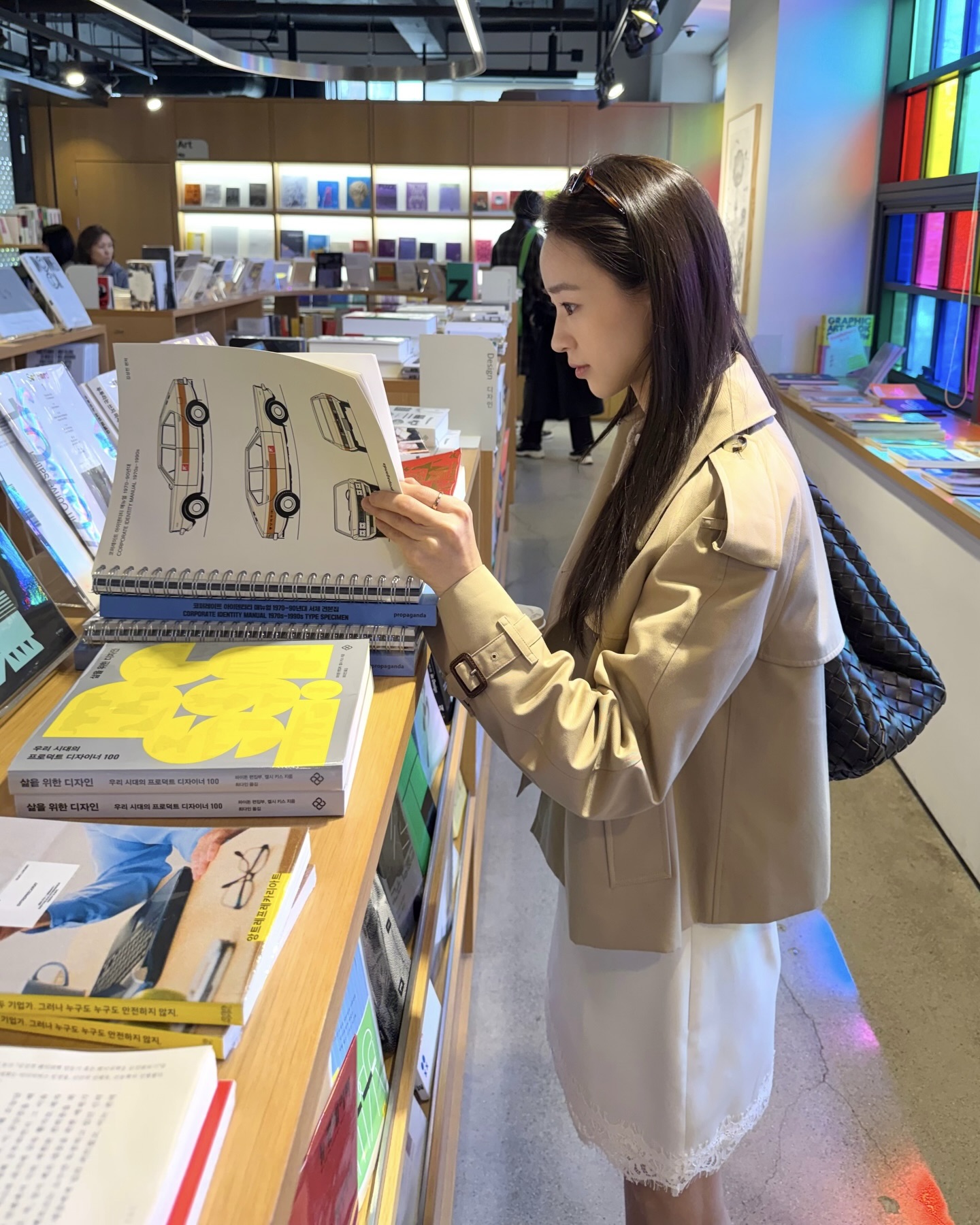 란제리 대란 속 가성비템 찾는다면💸
손연재처럼 자라에서 똑똑하게 골라봐😉✨
이번 시즌 유독 많이 보이는 레이스 스커트, 손연재처럼 자라 레이스 햄라인 스커트 팬츠로 시작해 보세요. 이 스커트는 H 라인 실루엣에 은은한 광택이 돋보이는 새틴 소재를 활용해 세련된 무드를 완성하고, 밑단 레이스로 섬세한 포인트를 더하죠.
특히 겉보기에는 스커트처럼 보이지만 팬츠가 결합된 치마바지 디자인으로, 실용성까지 갖춘 아이템입니다. 가볍게 가디건과 숏 트렌치코트를 걸쳐 클래식하면서도 페미닌한 룩을 완성할 수 있죠. 부담 없는 가격대로 레이스 트렌드를 시도해 보세요.
- 자라 레이스 햄라인 스커트 팬츠, 5만 원대 이미지3