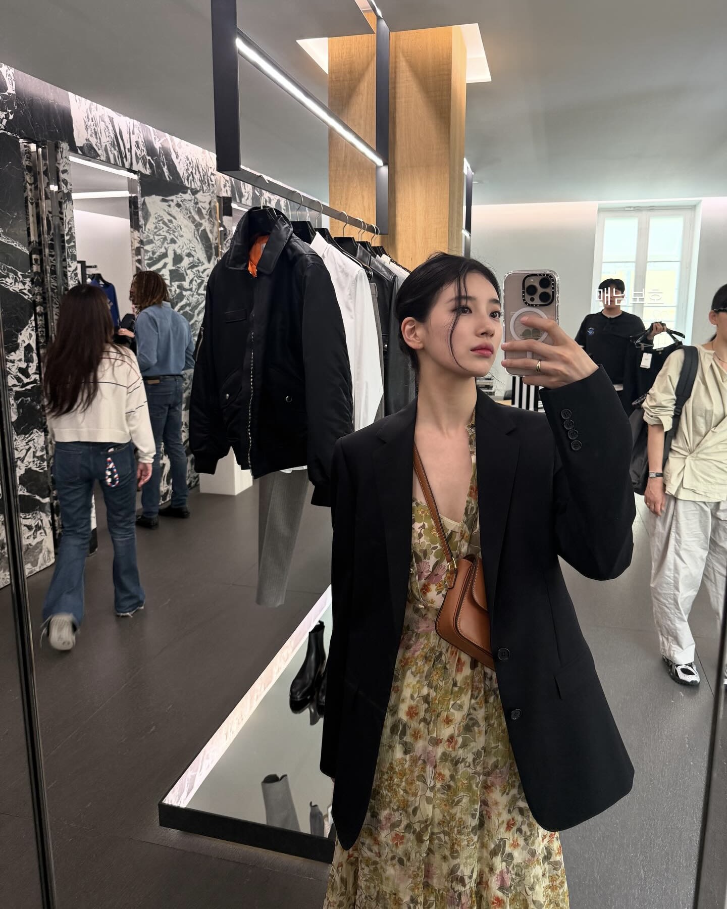 요즘 날씨에 딱인 간절기 자켓🧥 애매한 날씨에 뭐 입을지 고민된다면 블레이저 꺼내🌷🤍 이미지