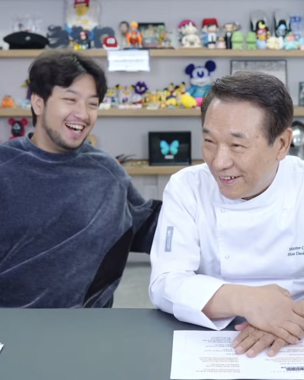 짜파게티 맞아? 라초로 변신🔥 집에서 맛보는 감칠맛 폭발!!라초 짜파게티 레시피 확인😉🤎 농심 모델 후덕죽 셰프의 라초 짜파게티 레시피, 알려드릴게요. 오늘은 내가 짜파게티 요리사! 1. 면 삶기 물 600ml에 면과 후레이크를 넣어 3분 30초간 삶은 뒤, 면은 건져 찬물에 담가 식힙니다. 이때 면수 5~6스푼은 남겨두는 것이 중요합니다. 2. 재료 볶기 프라이팬에 식용유를 두르고 고기가 노릇하게 익을 때까지 구워줍니다. 여기에 마늘과 파를 넣고 함께 볶아 향을 더합니다. 3. 간 맞추기 구워진 재료에 맛술과 간장을 각각 한 스푼씩 둘러 간을 맞춥니다. 마무리 재료로 양파와 고추를 넣고 함께 볶아줍니다. 4. 소스와 육수추가 두반장 소스와 치킨스톡을 넣고 섞은 뒤, 남겨둔 면수와 짜파게티 스프를 넣고 끓입니다. 5. 마무리 삶아둔 면을 넣고 골고루 섞은 뒤, 식초 2스푼과 설탕 2스푼을 넣어 마무리합니다. 취향에 따라 깻잎을 올리면 완성입니다. 이미지