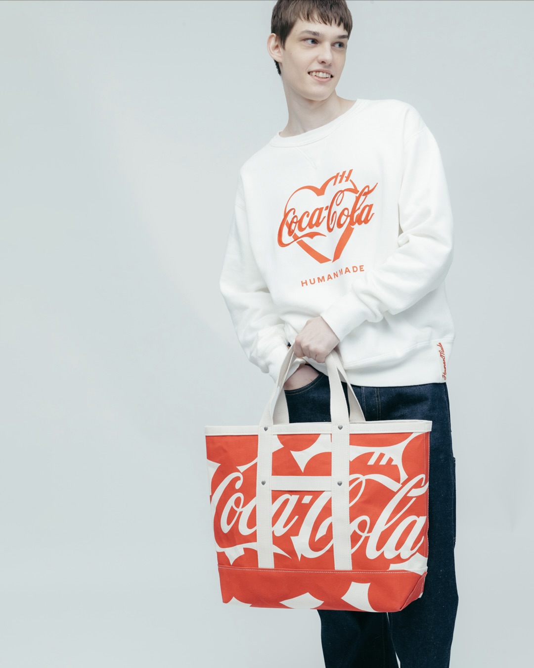패션으로도, 굿즈로도 소장 가치👍🏻
휴먼메이드와 코카콜라 만남, 자세한 정보는 하단에서 확인👀🤍
휴먼메이드와 코카콜라가 협업한 캡슐 컬렉션을 공개했습니다. 로고와 모티프를 결합한 스페셜 그래픽을 중심으로, 두 브랜드의 아이코닉한 헤리티지를 감각적으로 풀어낸 점이 특징입니다.
이번 협업에서는 그래픽 티셔츠와 스웨트셔츠를 비롯해 토트백, 반다나, 볼캡, 키링 등 다양한 아이템 구성으로 만나볼 수 있는데요. 해당 컬렉션은 오는 4월 4일, 휴먼메이드 매장과 온라인 스토어를 통해 발매될 예정입니다. 이미지4