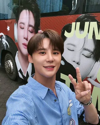 김준수 10년 만 정규앨범 발매🎤
'GRAVITY(그래비티)’ 콘셉트 이미지 공개
김준수(XIA)가 다섯 번째 정규앨범 'GRAVITY(그래비티)’ 발매를 확정하며 오는 6월 가요계로 컴백합니다. 그동안 '데스노트', '알라딘', '비틀주스' 등 뮤지컬 배우로서 활약해왔는데요. 이번 앨범은 2016년 발매된 정규 4집 '시그니처(XIGNATURE)’ 이후 약 10년 만의 정규앨범입니다. 이미지