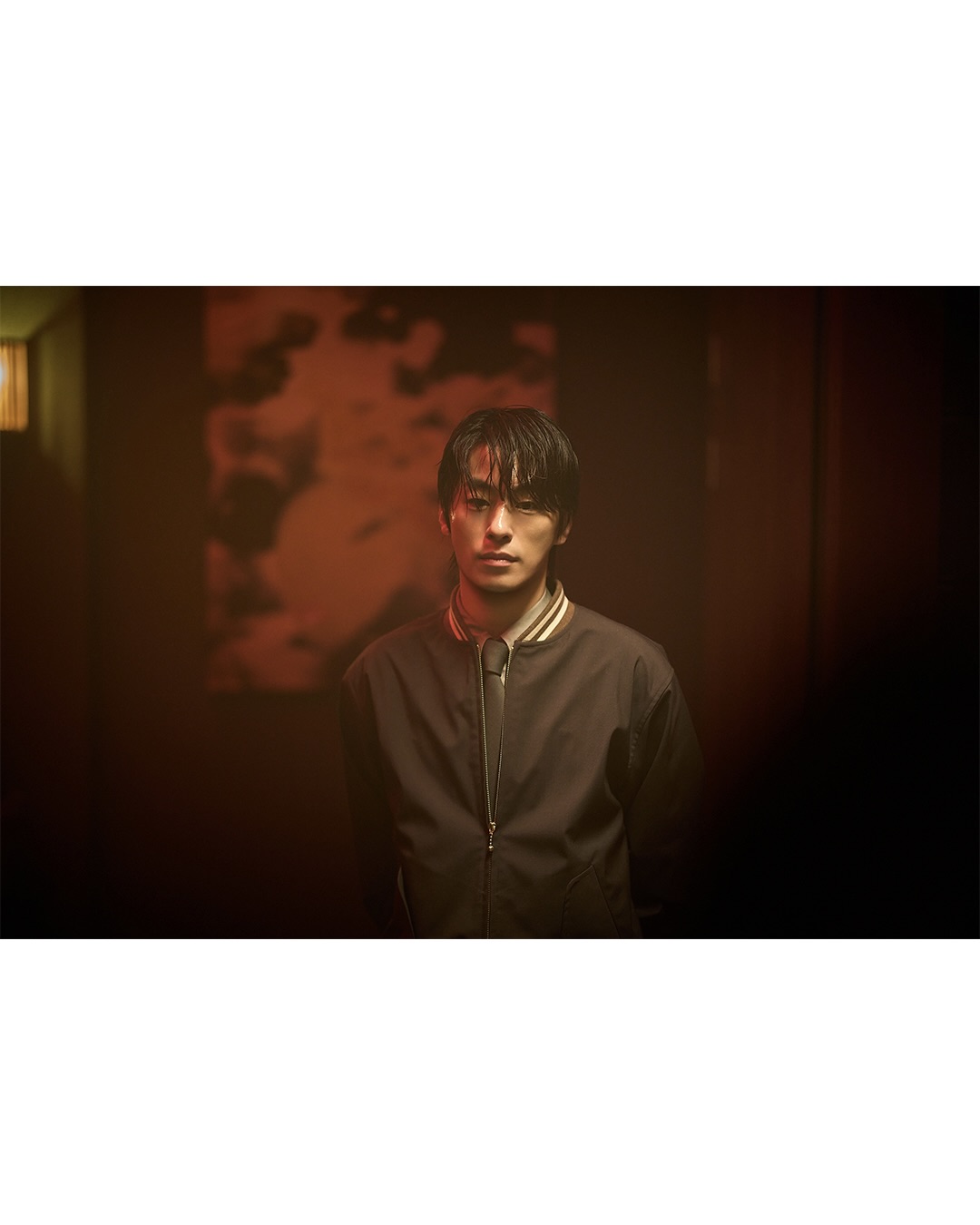 벌써 구교환 신작이라니😆
5월 개봉, 이제 진짜 얼마 안 남았다⏳🖤
연상호 감독의 신작 <군체>가 5월 개봉을 앞두고 있습니다. 구교환이 감염 사태 속 인물 서영철 역으로 등장하며 강렬한 분위기를 예고하고 있는데요.
전지현의 11년 만의 스크린 복귀작이라는 점 역시 기대를 더하고 있죠. 다양한 역할을 소화해온 구교환이 이번 작품에서는 어떤 존재감을 보여줄지 기대를 모읍니다. 이미지3