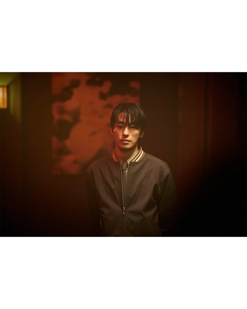 벌써 구교환 신작이라니😆
5월 개봉, 이제 진짜 얼마 안 남았다⏳🖤
연상호 감독의 신작 <군체>가 5월 개봉을 앞두고 있습니다. 구교환이 감염 사태 속 인물 서영철 역으로 등장하며 강렬한 분위기를 예고하고 있는데요.
전지현의 11년 만의 스크린 복귀작이라는 점 역시 기대를 더하고 있죠. 다양한 역할을 소화해온 구교환이 이번 작품에서는 어떤 존재감을 보여줄지 기대를 모읍니다. 이미지3