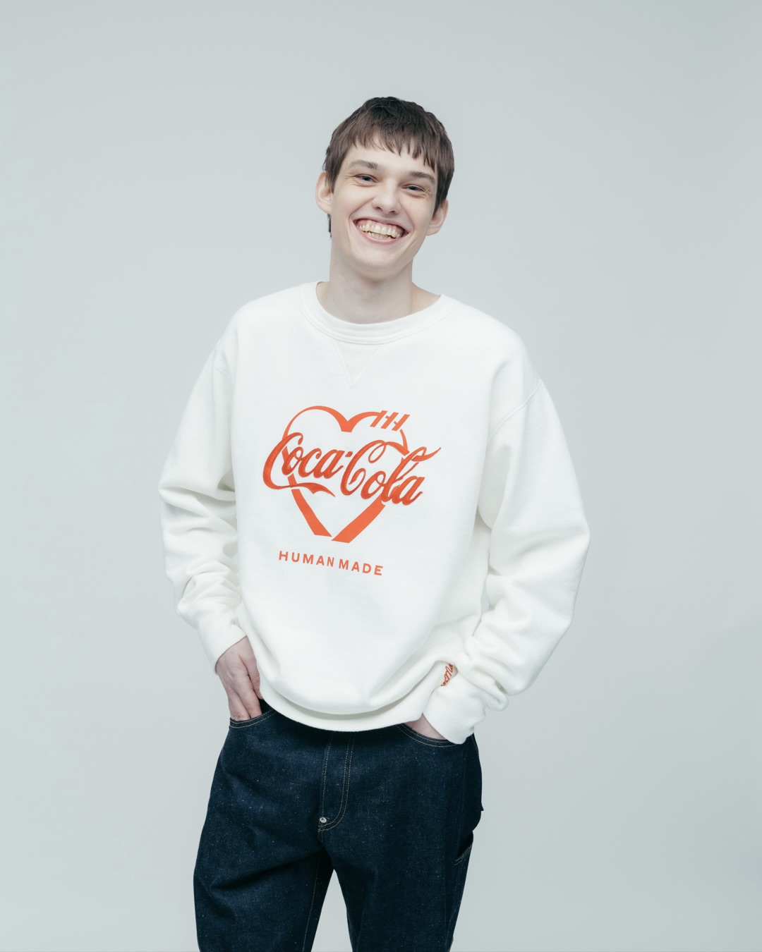 패션으로도, 굿즈로도 소장 가치👍🏻
휴먼메이드와 코카콜라 만남, 자세한 정보는 하단에서 확인👀🤍
휴먼메이드와 코카콜라가 협업한 캡슐 컬렉션을 공개했습니다. 로고와 모티프를 결합한 스페셜 그래픽을 중심으로, 두 브랜드의 아이코닉한 헤리티지를 감각적으로 풀어낸 점이 특징입니다.
이번 협업에서는 그래픽 티셔츠와 스웨트셔츠를 비롯해 토트백, 반다나, 볼캡, 키링 등 다양한 아이템 구성으로 만나볼 수 있는데요. 해당 컬렉션은 오는 4월 4일, 휴먼메이드 매장과 온라인 스토어를 통해 발매될 예정입니다. 이미지9
