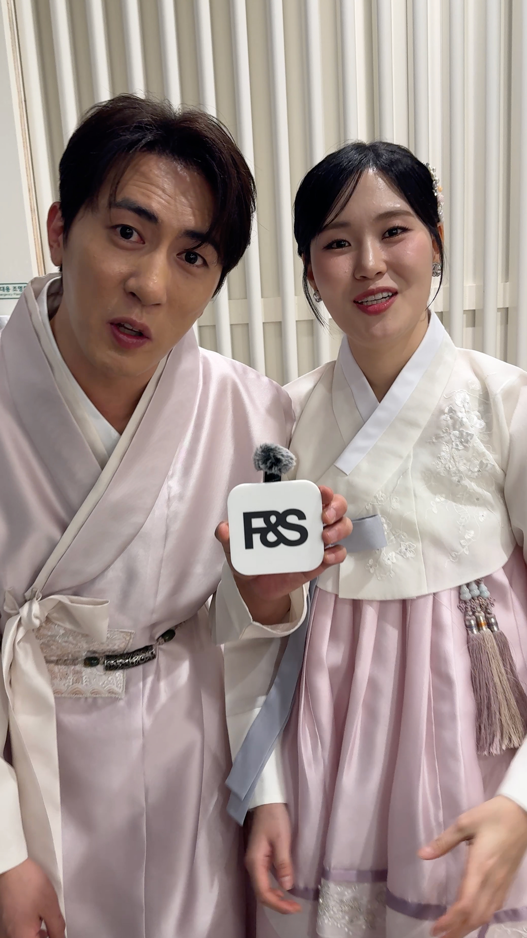 새 신랑, 신부가 전하는👩❤️👨
오늘 밤 계획과 앞으로 부부로서의 각오🤔👀
15년 장기연애의 끝에 드디어 결혼에 골인!
김원훈과 엄지윤이 패션앤스타일에 전하고픈 말이 있다는데….영상으로 확인해 보세요. 이미지