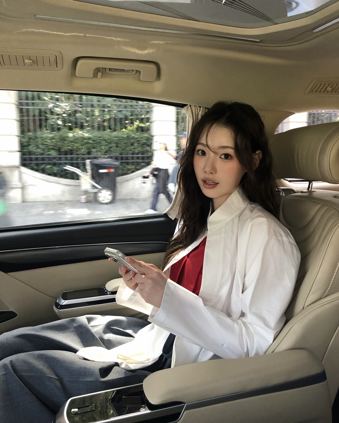 핏에 따라 느낌 다른 화이트 셔츠🦢
슬림한 실루엣부터 루즈핏까지, 취향 따라 골라 입자🤍✨ 이미지5