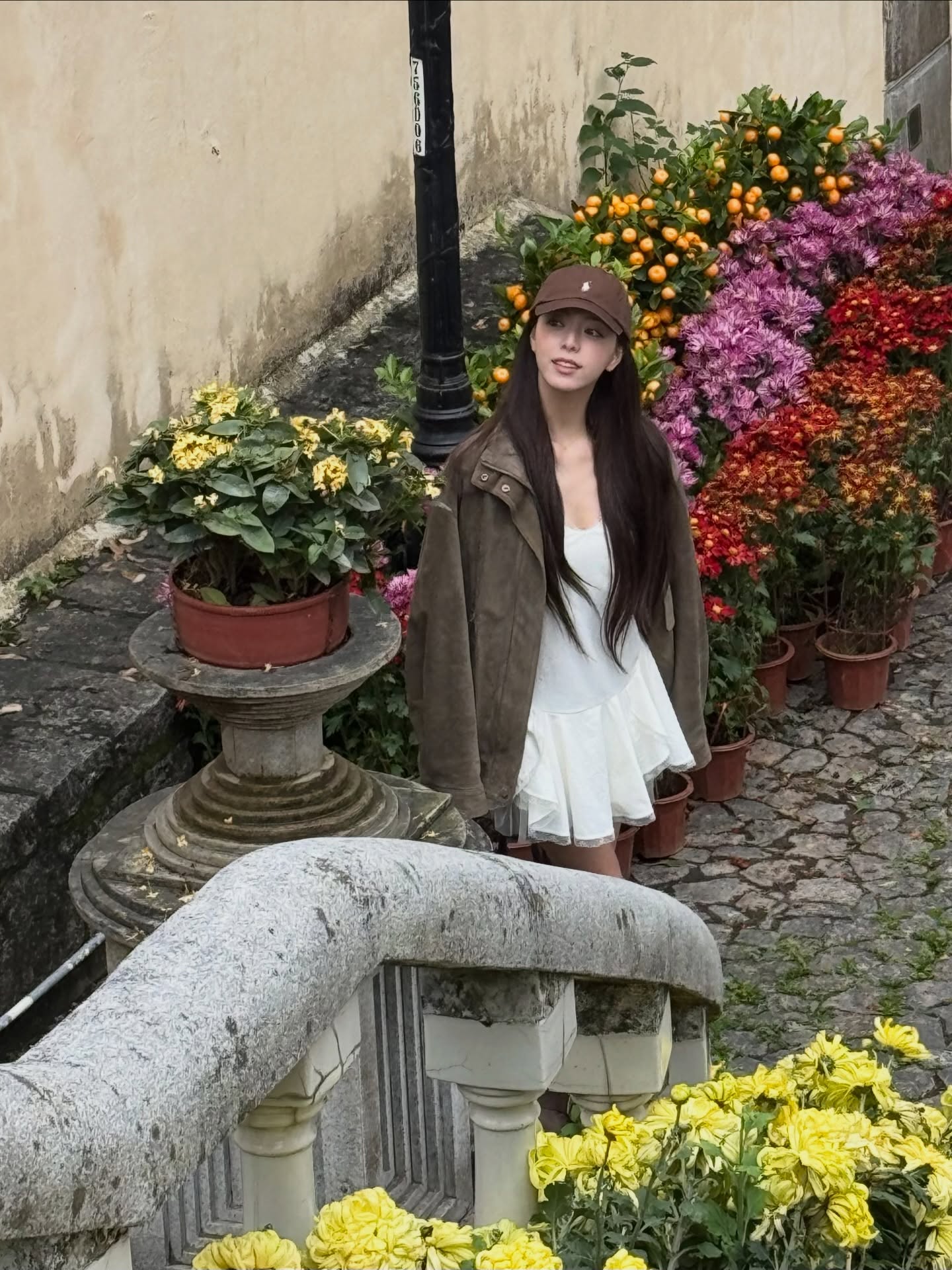 지금 봄 데이트룩 고민 중이라면?🔍
화이트 원피스에 아우터만 걸쳐도 산뜻한 봄 코디 완성돼🤍🌻 이미지9