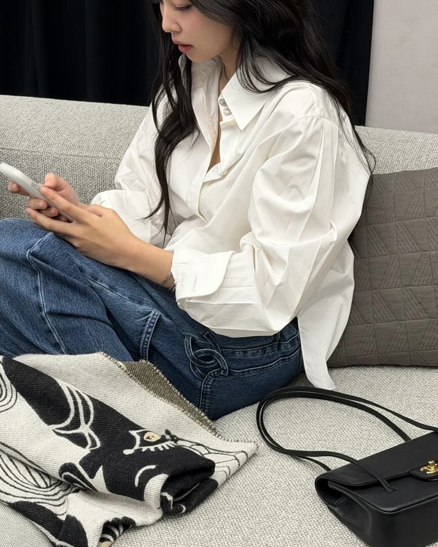핏에 따라 느낌 다른 화이트 셔츠🦢
슬림한 실루엣부터 루즈핏까지, 취향 따라 골라 입자🤍✨ 이미지4