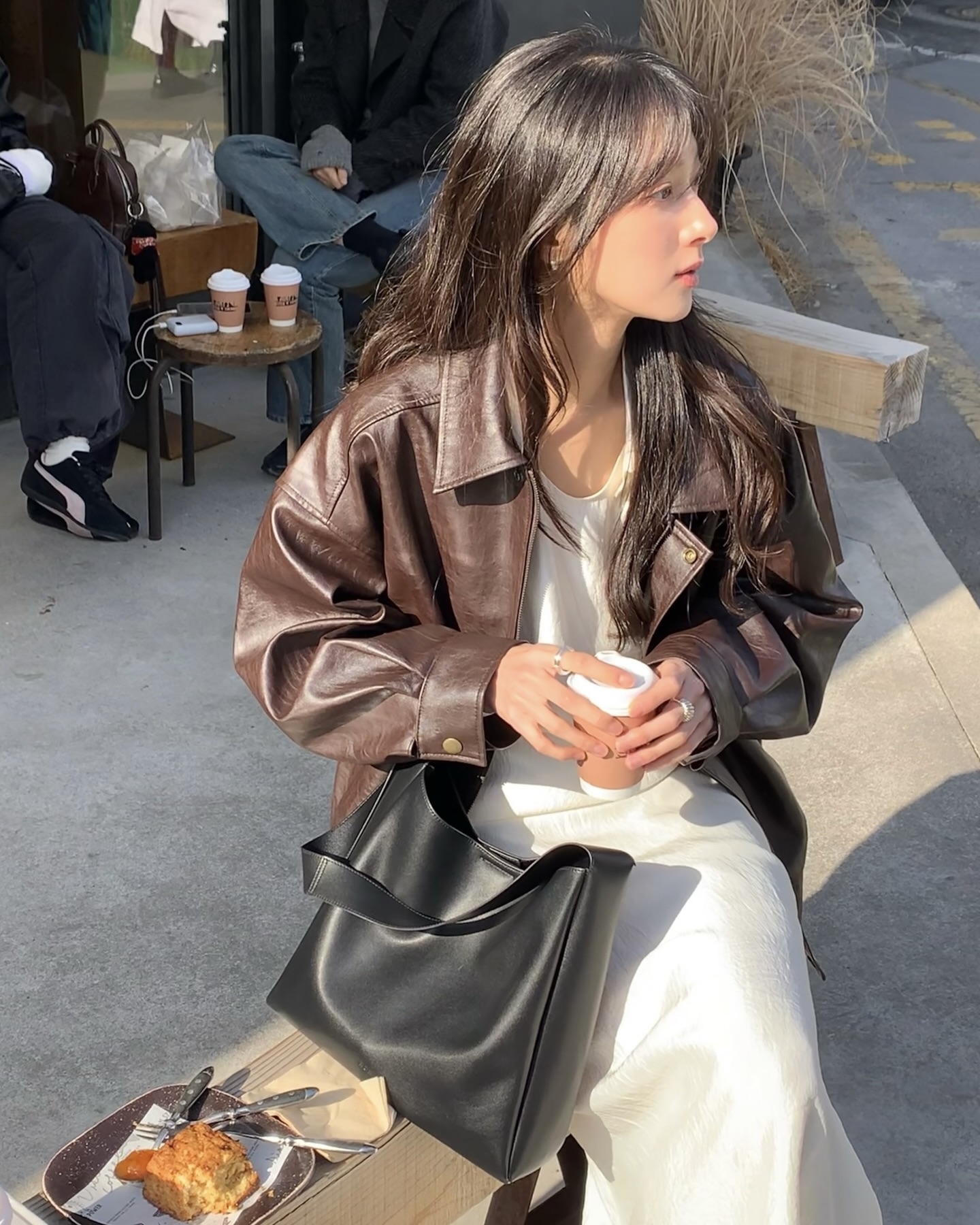 지금 봄 데이트룩 고민 중이라면?🔍
화이트 원피스에 아우터만 걸쳐도 산뜻한 봄 코디 완성돼🤍🌻 이미지6