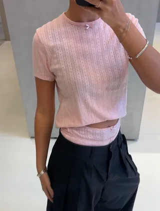 레이스, 자꾸 실패한다고?😳
그렇다면 포인텔로 깔끔하고 여리여리한 무드만 챙겨보자 🌸🪽
포인텔 종류별 활용 꿀팁 4가지, 참고해 보세요.
1. 티셔츠
포인텔 티셔츠는 은은한 짜임이 돋보이는 소재로, 기본 티셔츠보다 한층 부드럽고 여성스러운 분위기를 연출합니다. 잔잔한 패턴이 더해져 단독으로 입어도 밋밋하지 않고 여름에 가볍게 포인트 주기 좋습니다.
2. 가디건
가벼운 소재로 몸에 자연스럽게 밀착되어 실루엣을 정돈해 주고, 조직감이 시선을 분산시켜 체형을 은근히 보완합니다. 단추를 잠그거나 오픈해 민소매와 레이어드하면 페미닌한 무드를 강조할 수 있습니다.
3. 숏팬츠
포인텔 숏팬츠는 깔끔한 실루엣으로 허리 라인을 잡아주고, 다리를 정돈해 체형 보완 효과가 있습니다. 민소매나 가벼운 니트와 매치하면 여름철 휴양지 스타일링에도 활용하기 좋습니다.
4. 스커트
포인텔 스커트는 A라인 실루엣으로 다리를 부드럽게 감싸 체형을 보완해 주며, 여성스러운 분위기를 살려줍니다. 가벼운 니트나 가디건과 매치하면 데일리룩부터 데이트룩까지 다양하게 활용할 수 있습니다. 이미지