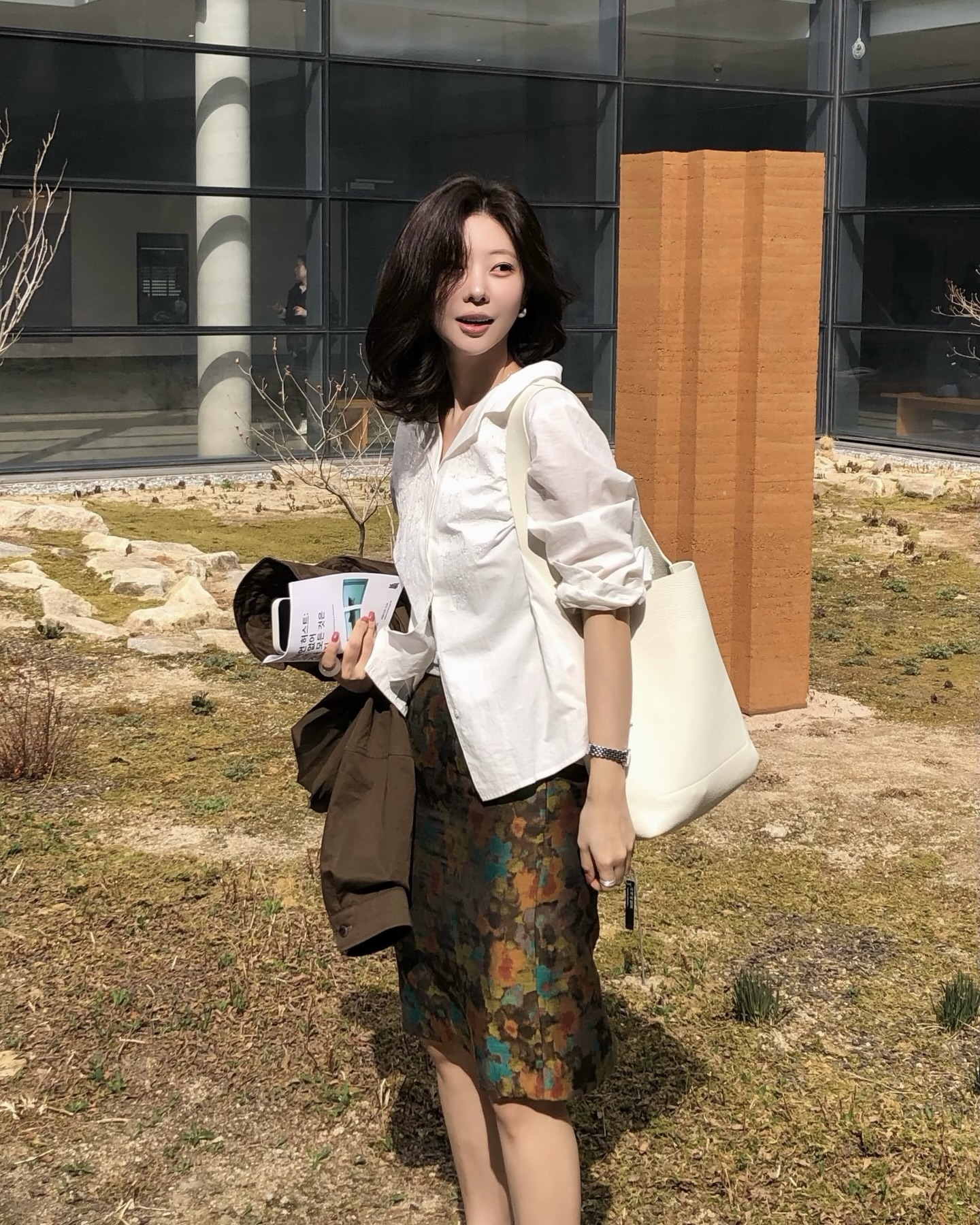 핏에 따라 느낌 다른 화이트 셔츠🦢
슬림한 실루엣부터 루즈핏까지, 취향 따라 골라 입자🤍✨ 이미지9