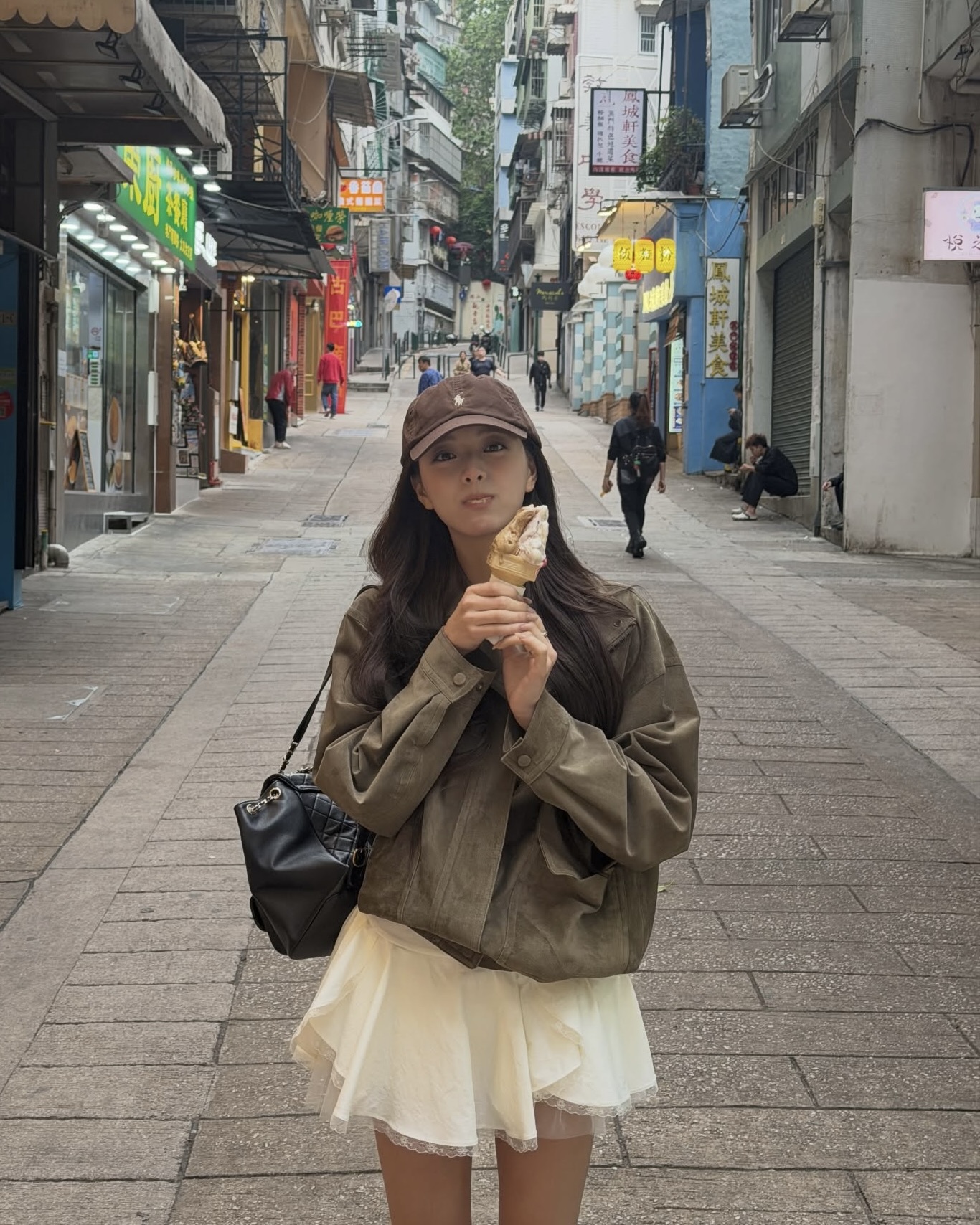 지금 봄 데이트룩 고민 중이라면?🔍
화이트 원피스에 아우터만 걸쳐도 산뜻한 봄 코디 완성돼🤍🌻 이미지2