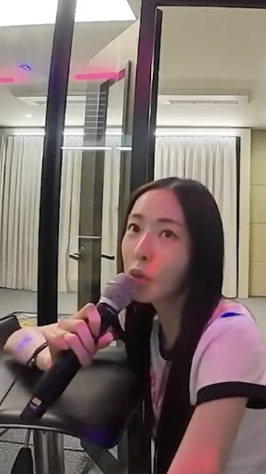 오늘도 일상 BGM 무한 재생 중🎶 흥 많고 엉뚱 매력 이다희, 4월 10일 구기동 프렌즈에서 확인😉💘 이미지