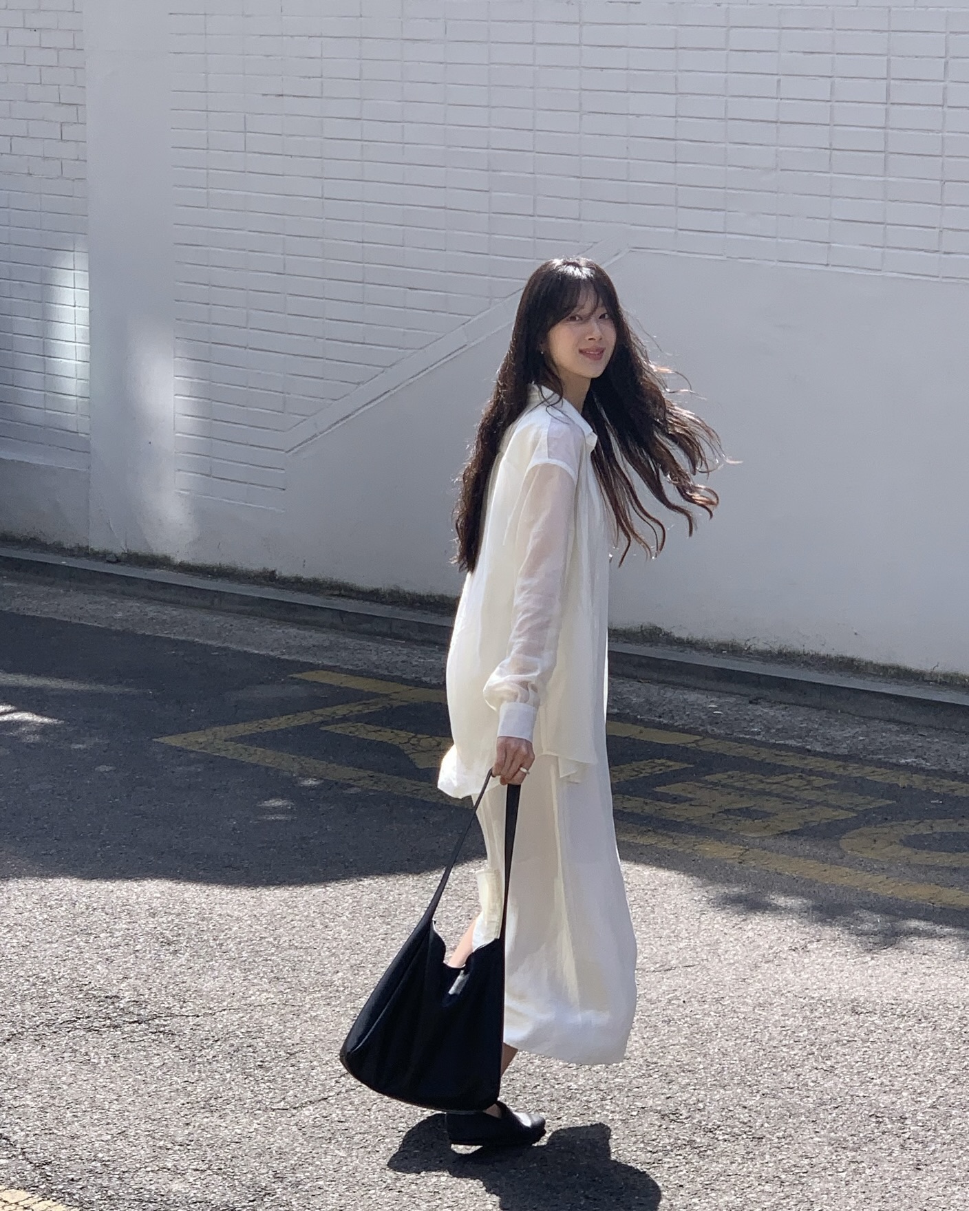 지금 봄 데이트룩 고민 중이라면?🔍
화이트 원피스에 아우터만 걸쳐도 산뜻한 봄 코디 완성돼🤍🌻 이미지5