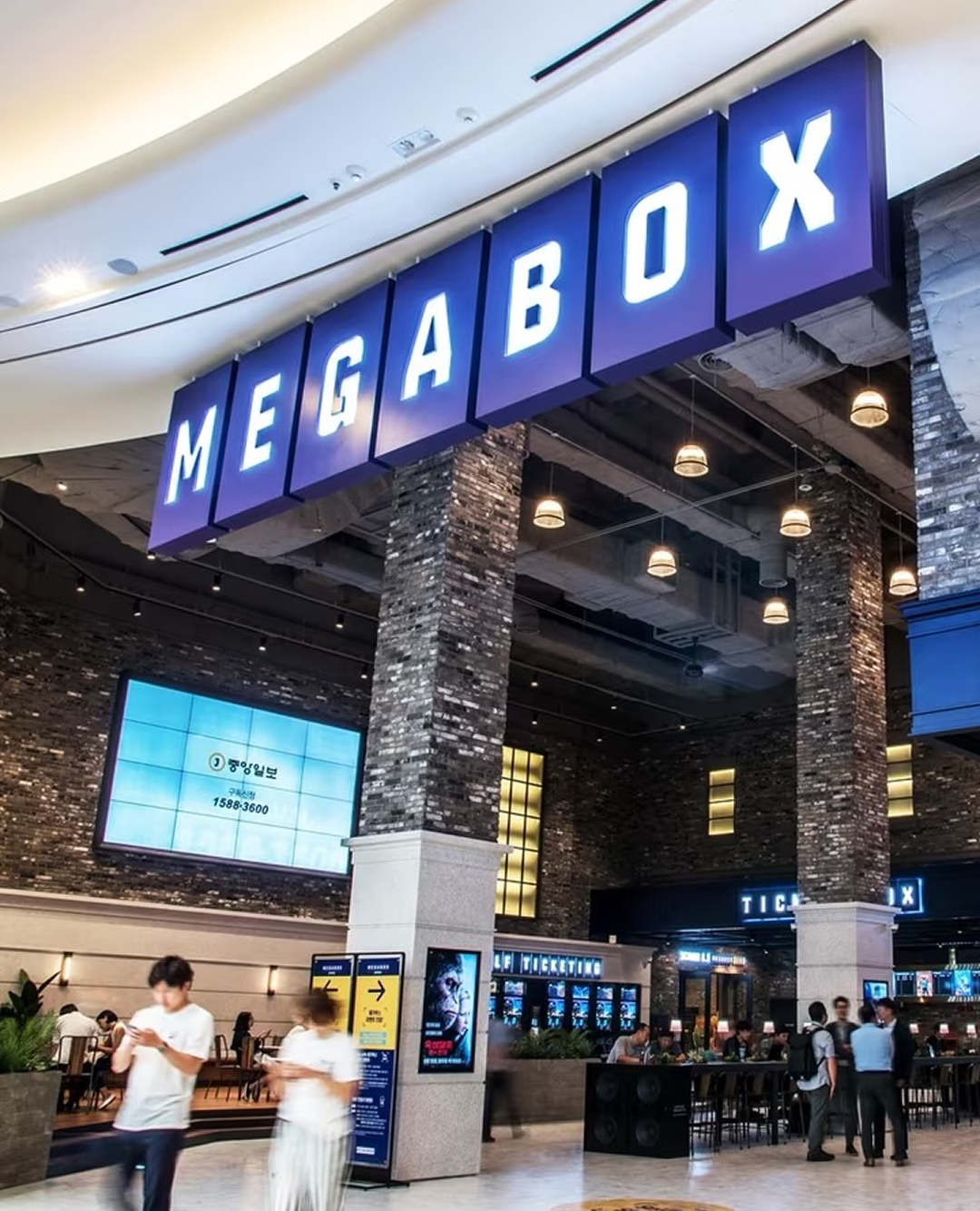 영화 6천 원 할인권 배포🎬 오는 13일부터 225만장 푼다 문화체육관광부와 영화진흥위원회는 민생 안정과 영화산업 활성화를 위해 영화 할인권 225만 장을 지급한다고 밝혔습니다. 할인권은 5월 13일 오전 10시부터 CGV, 롯데시네마, 메가박스, 씨네큐 홈페이지와 앱에서 사용 가능하며, 회원 1인당 2장씩 자동 지급됩니다. 할인권은 결제 기준으로 선착순 적용되며 각 영화관이 보유한 수량이 소진되면 할인은 종료됩니다. 이미지