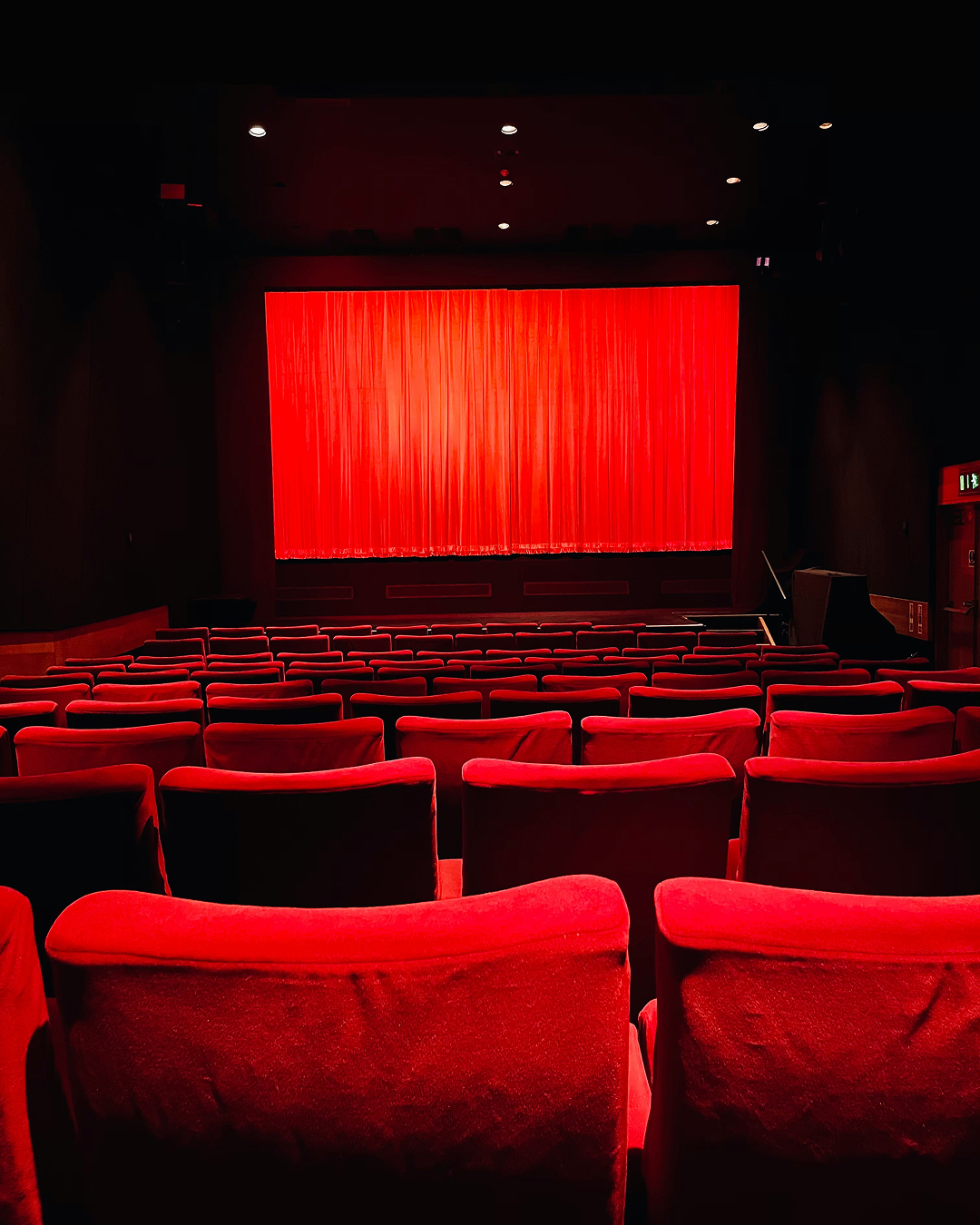 ‘문화가 있는 날’ 매주 수요일로 확대🙌🏻 ‘문화가 있는 날’이 매월 마지막 수요일에서 매주 수요일로 확대됩니다. 기존에는 매월 마지막 수요일 하루만 시행된 혜택이 오는 4월 1일부터 매주 수요일로 확대됩니다. 다만 영화관 할인 정책은 오는 5월부터 바뀌는데요. 기존에는 매월 마지막 수요일에 한 해 약 7,000원 수준으로 할인 혜택이 제공됐지만 앞으로는 월 2회, 매월 둘째 주와 마지막 수요일 오후 5시부터 9시까지 영화 관람료를 할인합니다. 이에 따라 성인은 1만 원, 청소년은 8,000원에 영화를 볼 수 있습니다. 이미지