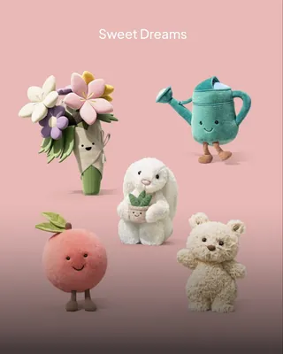 뷔도 들고, 나도 들고🧸🌼
보기만 해도 기분 너무 좋자나☀️
작년 파리에서 뷔가 착용했던 귀여운 곰돌이 가방, 기억하시는지? 바로 젤리캣인데요. 성큼 다가온 봄을 맞아, 젤리캣만의 포근함을 담은 신상품들이 출시되었습니다.
이번 신상 라인업은 양쪽 귀에 벚꽃이 수놓아진 ‘블로썸 버니’ 시리즈를 포함하여 봄과 어울리는 동.식물 친구들로 구성되어 있는데요. 젤리캣의 스테디 셀러인 사랑스러운 키링과 귀여운 복숭아 백까지 다양한 모습으로 돌아왔다고 합니다.
젤리캣의 신상 라인업은 젤리캣 한국 공식 온라인 스토어에서 만나보실 수 있습니다. 이미지