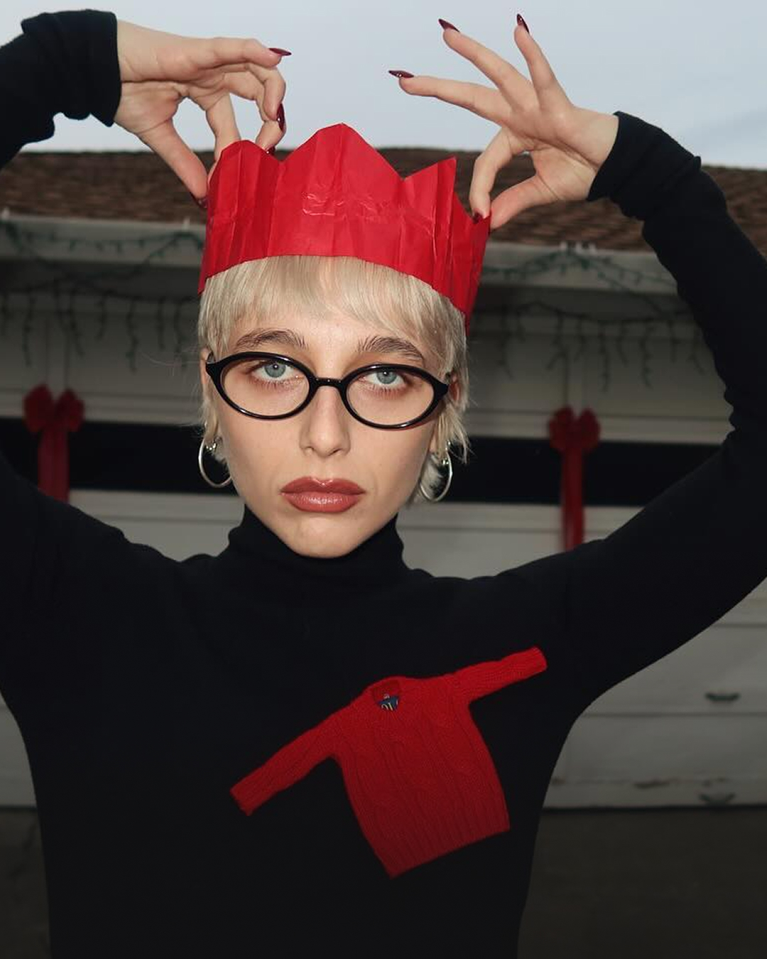 나 몰라? 뉴욕 Z세대 아이콘⚡️ 고등학교 자퇴생에서 루이비통 엠버서더까지🫵🏻😈 16살에 심한 우울증을 겪고 고등학교를 자퇴한 뒤 유튜브를 시작한 엠마 체임벌린. 가득 내려앉은 다크서클에 어딘가 어설픈 각도로 영상을 찍던 그녀는 지금 유튜브 채널 구독자 1,200만 명, 누적 조회수 17억 회를 기록합니다. 엠마의 탄탄한 팬층 비결은 바로 '젠지력’. 비비드한 컬러부터 까마귀같은 올블랙 패션까지 거침없이 소화하는데요. 이러한 그녀의 매력은 미국 십대뿐만 아닌 하이엔드 브랜드의 마음까지 훔칩니다. 2019년 루이비통 브랜드 앰배서더로 발탁된 그녀는 여전히 활발히 활동 중이며, 최연소 인플루언서로서 멧 갈라에 2년 연속 초청되기도 했습니다. 뿐만 아니라 팟캐스트에서 기꺼이 진심 어린 조언을 건네는 따스한 언니 같은 면모 역시 그녀의 롱런 비결이겠습니다. 이제는 유튜버와 팟캐스터를 넘어 자신의 커피 브랜드 ‘Chamberlain Coffee’를 운영하는 커피 사장님까지… 갓생 인정입니다! 이미지