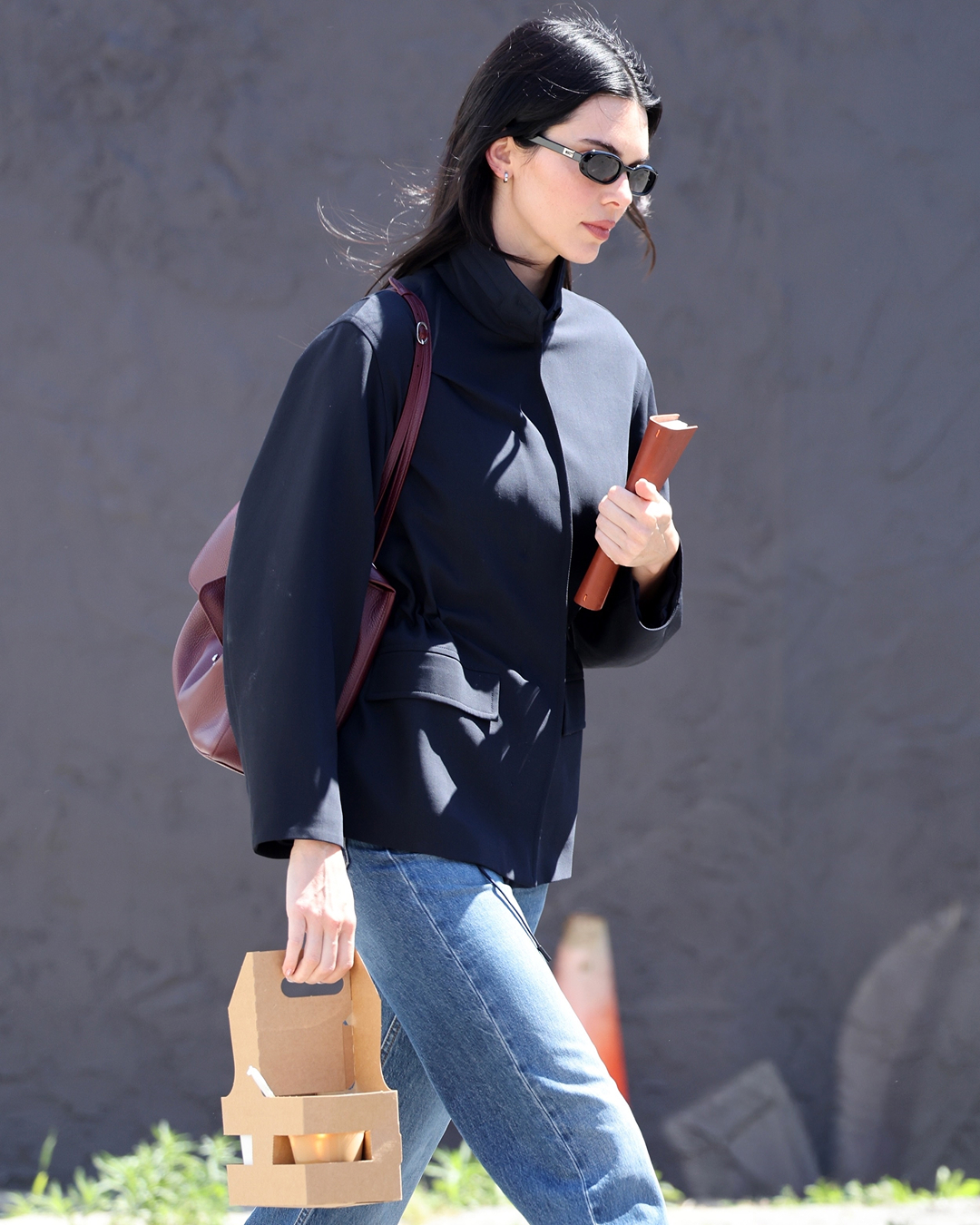 켄달 제너 요즘 최애템은?🤔 LA 거리에서 포착된 그녀의 일상룩👖🥿 켄달 제너는 데님에 발렛슈즈를 매치하고 다크 버건디 컬러의 샤넬 백을 무심하게 툭 걸쳤습니다. 가장 먼저 눈에 띈 아이템은 샤넬 백인데요. 제니의 공항룩에서도 포착됐던 샤넬(Chanel) 2026 봄 여름 쇼에서 공개된 맥시 플랩 백입니다. 그레인드 카프스킨 소재의 데이타임 백으로 넉넉한 사이즈로 숄더 백은 물론 크로스백으로도 연출 가능하죠. 한편 그녀는 데님에 다크 네이비 자켓과 발렛슈즈를 신고 특유의 클랙식하면서도 자연스러운 무드를 연출했는데요. 요즘 같은 간절기 시즌에 어울리는 아이템이죠? 더 로우 캐시미어 자켓은 내부 웨이스트밴드로 잘록한 허리 실루엣을 표현할 수 있습니다. 그녀가 평소 자주 신는 발렛슈즈 또한 스퀘어 토가 특징인 더 로우 제품입니다. - 샤넬 2026 봄 여름 맥시 플랩 백, 1,400만 원대 - 더 로우 Tanera 캐시미어 자켓, 1,200만 원대 - 더 로우 Square leather ballet flats, 160만 원대 이미지