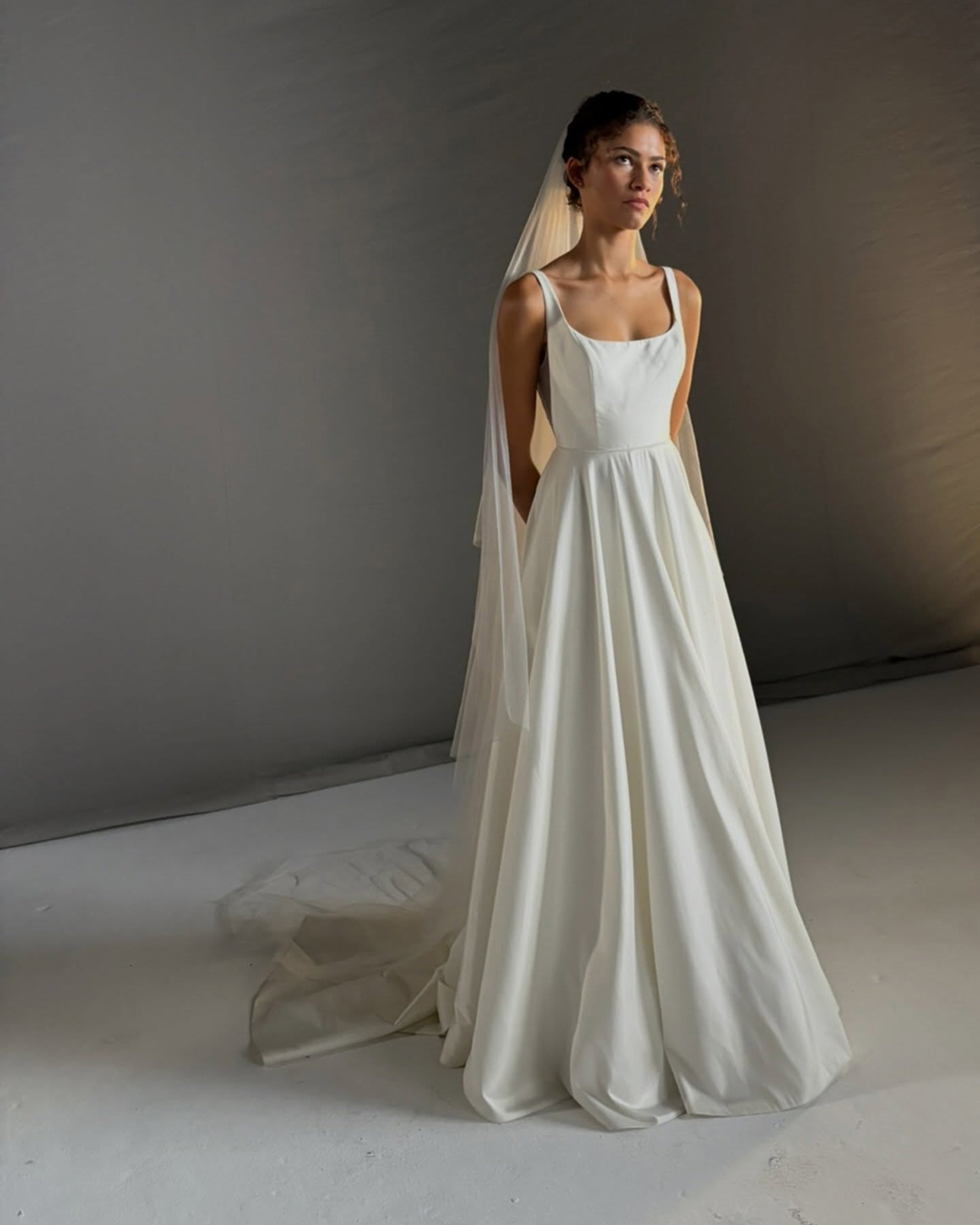 젠데이가 '더 드라마' 비하인드 공개🎥⁠ 웨딩드레스 완벽 비주얼이잖아👰🏻‍♀️💍⁠  북미 기준 4월 3일 개봉한 영화 <더 드라마>는 젠데이아와 로버트 패틴슨 주연의 로맨틱 코미디로 제작 단계부터 큰 화제를 모았는데요. 국내 개봉은 2026년 상반기로 예상됩니다. 이미지