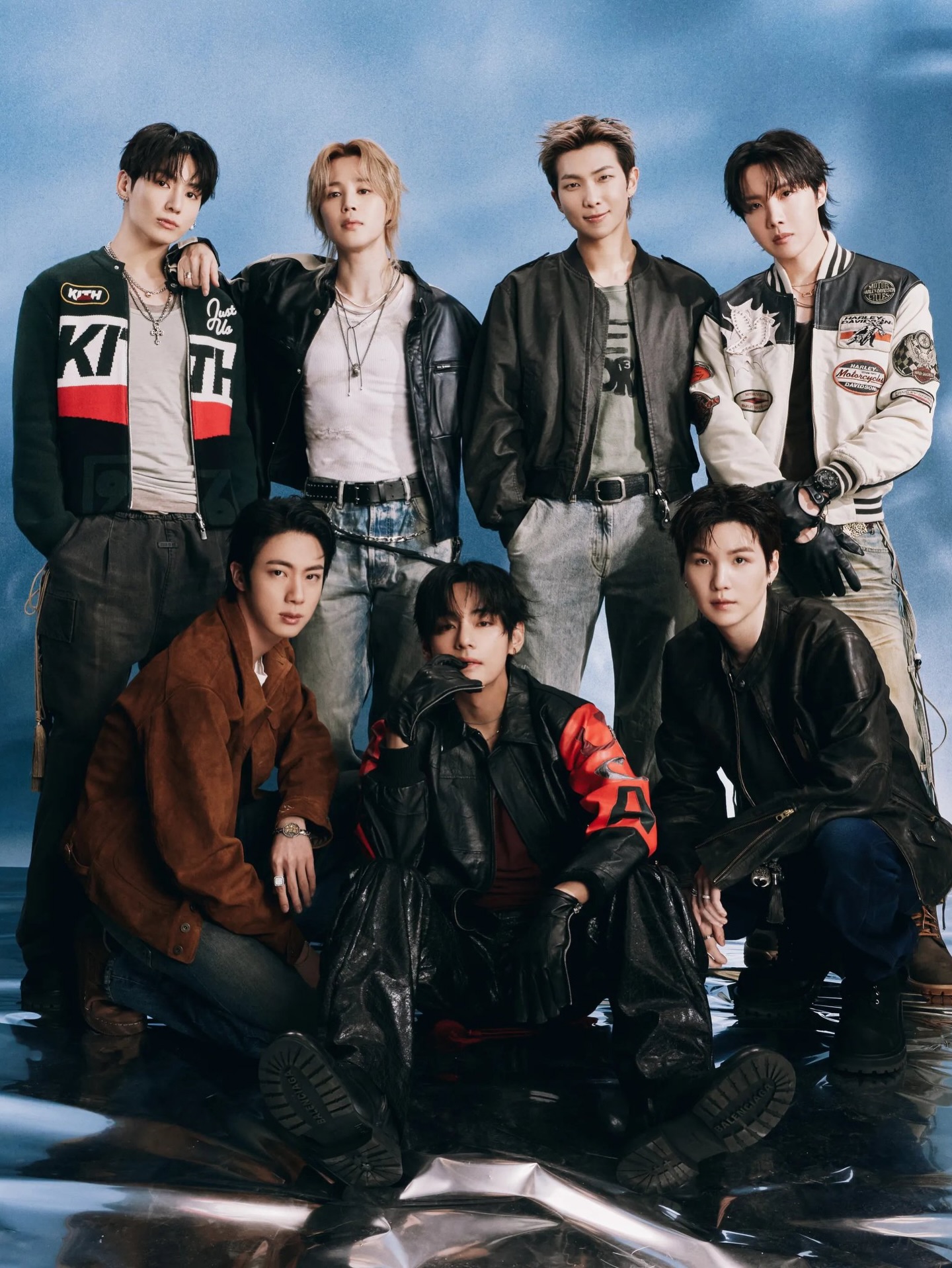 BTS, 북중미 월드컵 결승전 하프타임 쇼 선다🇰🇷 방탄소년단(BTS)이 마돈나, 샤키라와 공동으로 북중미 월드컵 헤드라이너로 참석해 공연을 펼칠 예정입니다. 특히 월드컵 결승전에서 하프타임 쇼가 열리는 것은 이번이 처음인데요. 콜드플레이의 크리스 마틴이 큐레이션을 맡았다고 합니다. 이미지