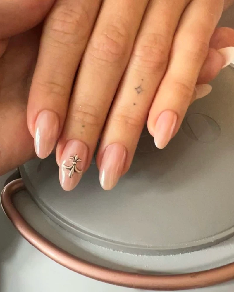 올봄 네일 뭐 할지 고민이라면💅
유리알 광택 더한 글레이즈드 도넛 네일 어때?🍩🤍
셀럽들의 네일 아티스트 졸라 갠조릿은 헤일리 비버의 글레이즈드 도넛 네일로 잘 알려져 있습니다. 은은한 핑크나 연보라빛 베이스에 크롬 파우더를 얹어, 맑고 유리알 같은 광택을 살린 네일이 시그니처처럼 자리 잡았는데요.
하얀빛이 도는 베이스는 물론, 연보라색이나 분홍색을 선택해 조금 더 사랑스러운 무드로 연출할 수도 있습니다. 네일 튜토리얼도 함께 공유하고 있으니, 올봄 네일이 고민된다면 글레이즈드 도넛 네일 참고해보세요. 이미지5