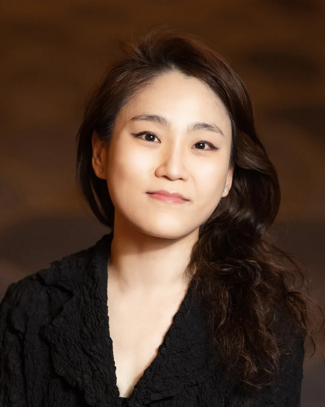 장한나, 예술의전당 사장 임명🎻 첫 음악인 출신으로 최연소 수장🎶🎺 세계 정상급 첼리스트이자 지휘자인 장한나가 예술의전당 개관 이래 첫 음악인 출신 여성 사장으로 임명되며 향후 3년 임기를 시작할 예정입니다. 문화체육관광부는 6일 “예술의전당 사장에 장한나 지휘자를 임명하기로 했다”며 “1987년 예술의전당이 개관한 이래 첫 음악인 출신 여성 사장 임명으로 문화예술계의 다양성을 확대한다는 측면에서 의미가 크다”고 밝혔습니다. 한편 장한나는 오는 24일 문체부 장관으로부터 임명장을 받고 3년 임기를 시작합니다. 이미지