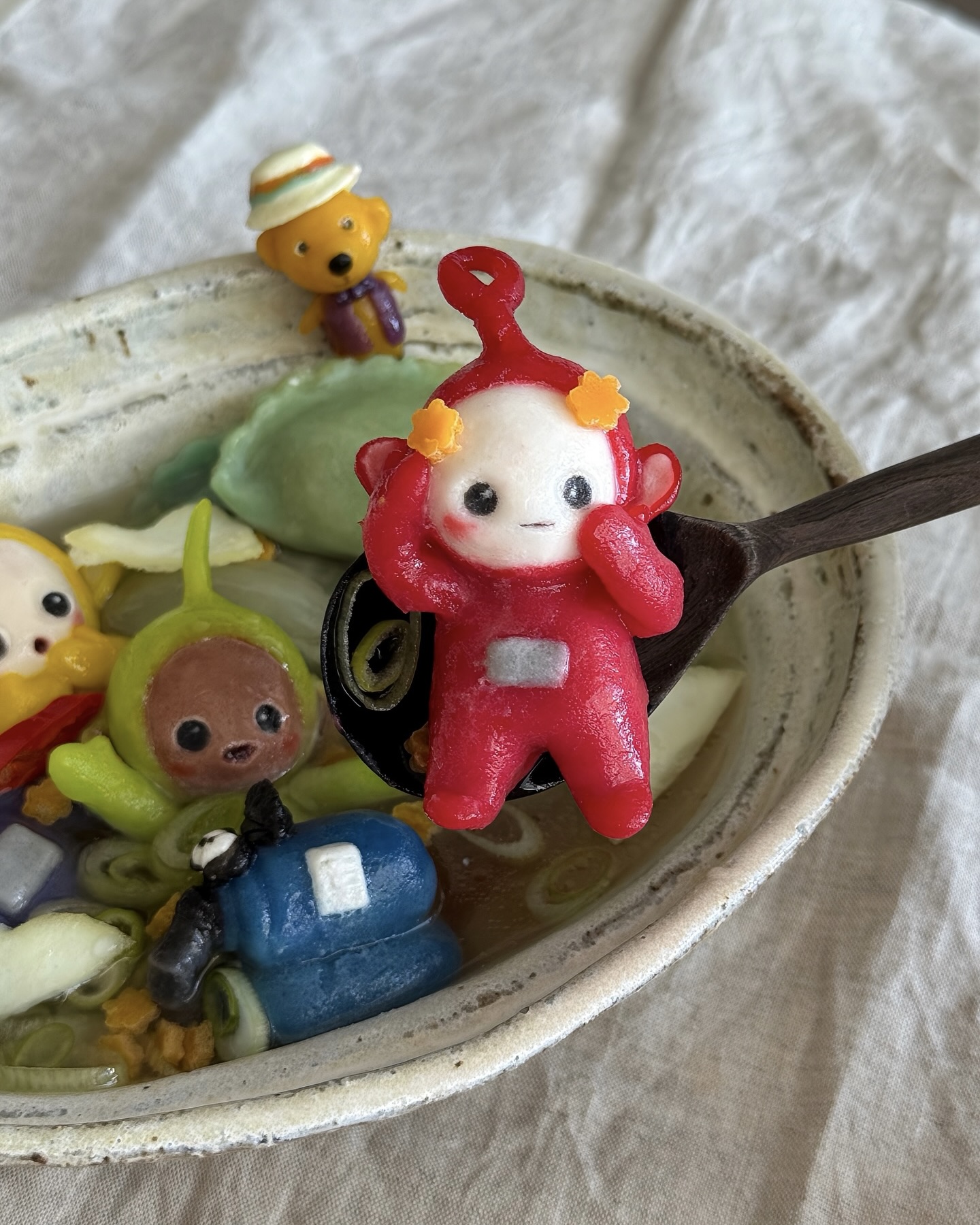 한입엔 너무 아까운 떡이 있다?😮 귀여운 건 혼자 보기 아까우니까 같이 봐야죠🍡🤍 떡이라고는 믿기지 않을 만큼 귀여운 비주얼이 눈길을 끕니다. 캐릭터 표정부터 작은 디테일까지 살아 있어 보기만 해도 기분 좋아지는데요. 한입에 먹기 아까울 정도로 아트 작품처럼 느껴지는 음식이죠. 레시피도 함께 알려주고 있으니, soopinthere의 귀여운 떡 디저트가 궁금하다면 참고해보세요. 이미지