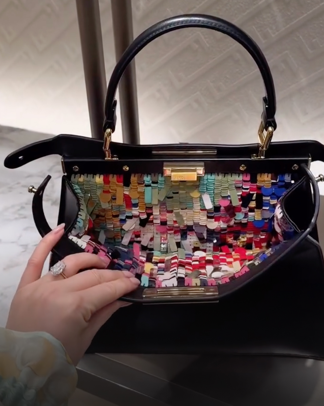 오늘 피카부 백의👜 속내를 낱낱이 파헤치겠어!👀🌈 피카부(Peek-a-boo)! 어린 시절의 장난 같은 이 한마디가 어느 순간 ‘인생 백’을 마주하는 신호가 되기도 하죠. 이탈리아 럭셔리 브랜드 펜디가 선보인 아이코닉 ‘피카부(I see you) 백’은 단정한 클래식 토트백 외형과 대비되는, 살짝 열린 틈 사이로 드러나는 꽃 모양 스터드와 형형색색의 컬러 시퀸 디테일로 펜디만의 장인정신과 상상력의 정수를 뽐냅니다. 특히 피카부 백의 디테일이 유니크할수록 가치가 높아지는 만큼 출시와 동시에 빠르게 솔드아웃으로 이어지기에 소장을 원하신다면 타이밍을 놓쳐선 안됩니다. 자, 이제 피카부와 사랑에 빠질 준비, 되셨나요? 영상: 1. Yvette King @iamyvetteking 이미지