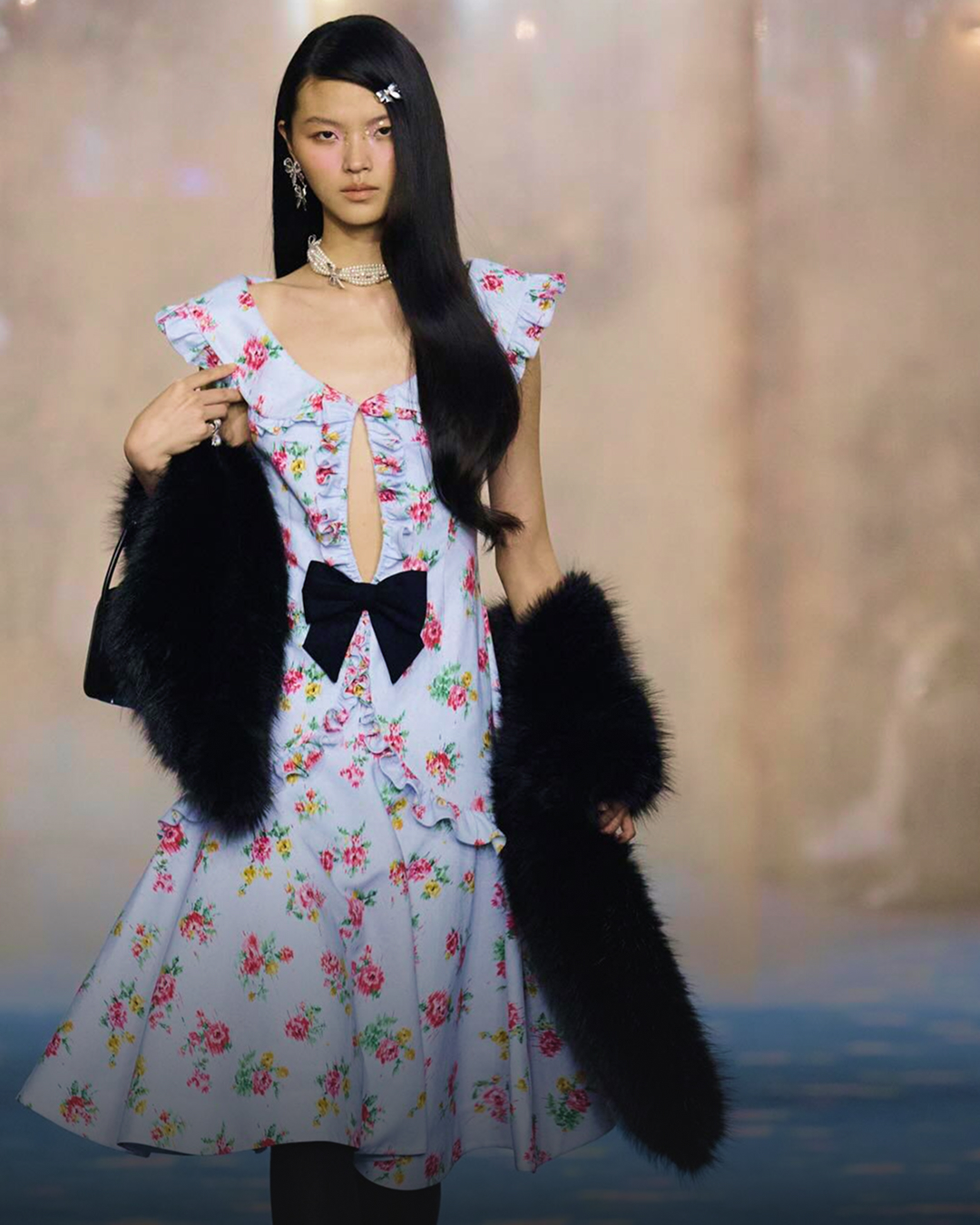 숨겨왔던 나의💝🐰 수줍은 소녀미 네게 줄게💭 소녀라면 한 번쯤 가슴 속에 품어봤을 상하이 브랜드 슈슈통(SHUSHU/TONG)이 2026 FW 컬렉션 ‘The Invented Self’를 공개했습니다. 이번 컬렉션은 1930~40년대 레트로 실루엣을 기반으로 레이스와 리본, 피터팬 칼라 등의 디테일을 더해 극대화된 걸리시 무드를 선보였습니다. 슈슈통은 사랑스러운 액세서리로도 매 시즌 꾸준한 인기를 끌었는데요. 이번 시즌에는 고전 영화를 떠올리게 하는 모자 형태의 헤드밴드로 룩에 위트를 더했습니다. 뿐만 아니라, 슈슈통의 맨즈 라인을 처음으로 함께 공개하며 본격적인 레디 투 웨어 확장의 시작을 알렸습니다. 한 순간도 눈을 뗄 수 없는 슈슈통 26FW 컬렉션, 지금 바로 확인해 보세요. 이미지