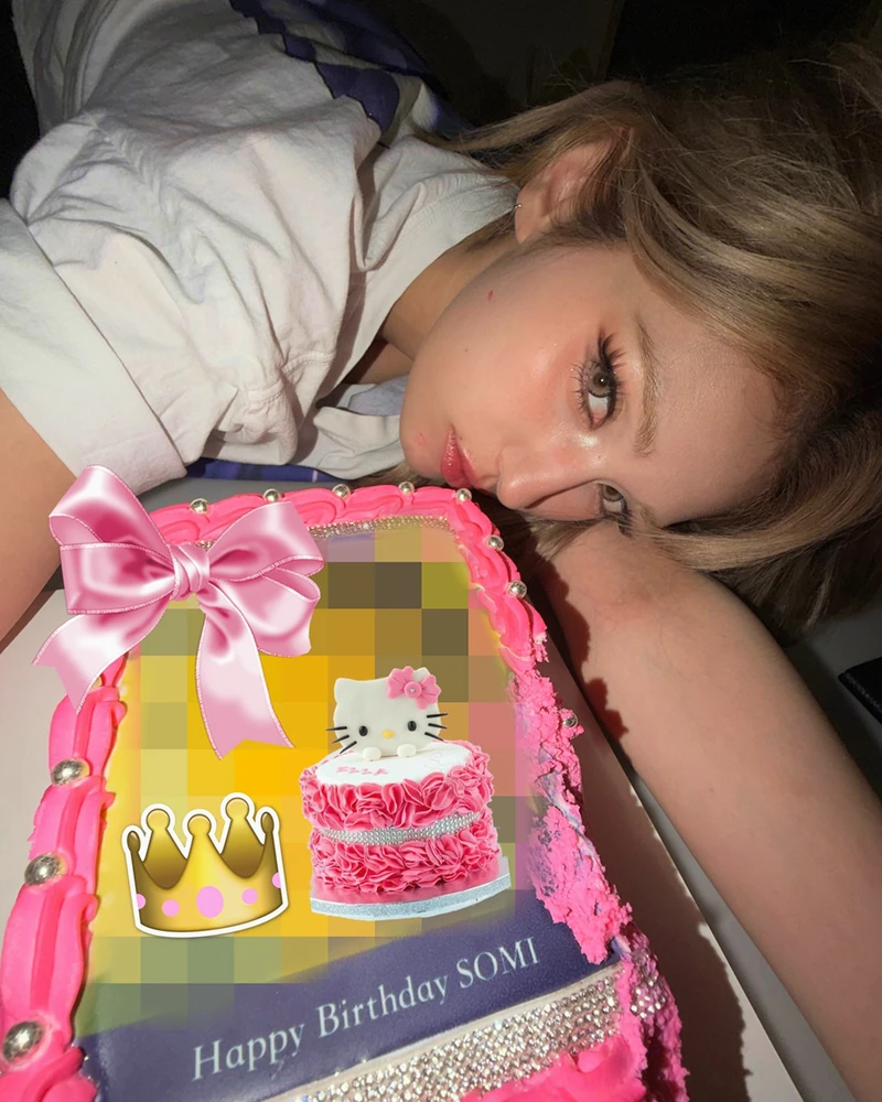 전소미부터 엔시티까지🪽
내 생일엔 여기 케이크로 부탁한다?🙏🏻🎂
전소미, 나나, 김나영의 생일부터 엔시티 위시와 에스파 등 아이돌의 뮤직비디오까지 야무지게 접수한 이곳, 바로 '젤리샷 (Jelyshot)' 입니다.
쫀득한 젤로샷 케이크부터 키치함 가득한 포토 케이크와 쿠키까지 사장님만의 키치한 Y2K 무드가 돋보이는데요.
4월 생일인 친구들은 손 들어! 이번 생일은 알잘딱깔센으로, 여기서 맞춰달라고 귀띔해보기-!
📍서울 마포구 성미산로2길 49 이미지2