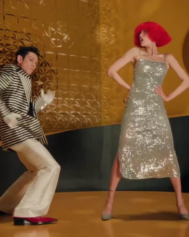 탑, 진짜 ‘완전 미쳤어!‘ 뮤비 공개 나나와 댄스 배틀 중?💃🏻🕺🏻 탑의 정규앨범 '다중관점' 더블 타이틀 곡 <"완전미쳤어! (Studio54)"> 오피셜 뮤직 비디오가 공개됐습니다. 영화 같은 영상미와 더불어 여주인공 나나와의 조합. 지금 감상하시죠! 이미지