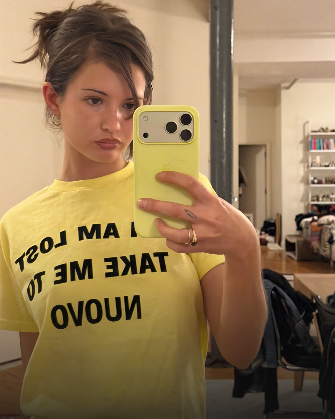 따분한 무지티는 내려놓자🤨 이번엔 그래픽 티셔츠로 스타일링 어때?🌈🧸 주말부터 기온이 20도로 넘어가며, 본격적인 봄이 시작됩니다. 이번 봄은 재치 있는 그래픽 티셔츠로 기분 내보시는 것은 어떠세요? 가격대별 그래픽 티셔츠, 지금 바로 소개해볼게요. - heaven by marc jacobs Angry Teddy Baby Tee, 13만 원대 - Climax Star Logo Tee pink, 12만 원대 - 글로니 APPLE GRAPHIC TEE charcoal, 6만 원대 - 스컬프터 Philosopher Baby Tee yellow, 4만 원대 이미지