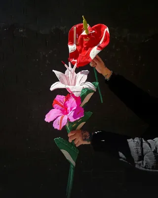 평범함에서 특별함으로🪄
너 이런 꽃다발 본 적 있어?💐🫣
운동화가 단 하나뿐인 꽃으로 다시 태어난다면? 디자이너 비비안 황(Vivian Huang)이 그 상상을 현실로 풀어냈습니다.
푸마의 스피드캣은 백합과 튤립이 되고, 어그는 데이지가 되었습니다. 당신의 운동화는 어떤 꽃으로 피어날까요?
영상: 1. Vivian Huang @cerealartist 이미지