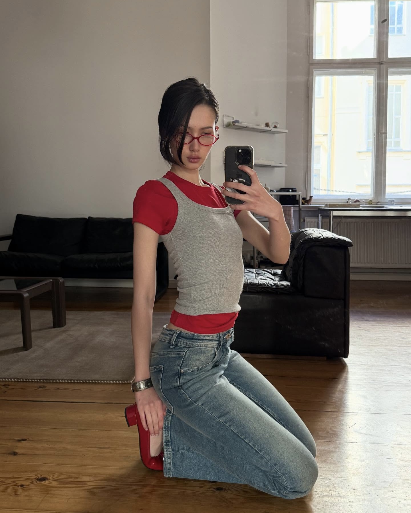 지금부터 입기 좋은 레이어드♥️ 봄 코디엔 레이어드 한 번 해줘야지🌼✨ 레이어드하기 좋은 계절이 오고 있습니다. 나시나 얇은 긴팔처럼 가벼운 아이템을 활용하면, 단순한 기본템이어도 컬러 배치에 따라 분위기가 달라지고 밋밋할 수 있는 데일리 룩에 포인트를 더해줄 수 있는데요. 두께감이 가벼운 아이템끼리 겹쳐 입으면 답답하지 않으면서도 스타일은 살아나죠. 간절기부터 여름까지 활용하기 좋은 레이어드 코디 참고해보세요. 이미지