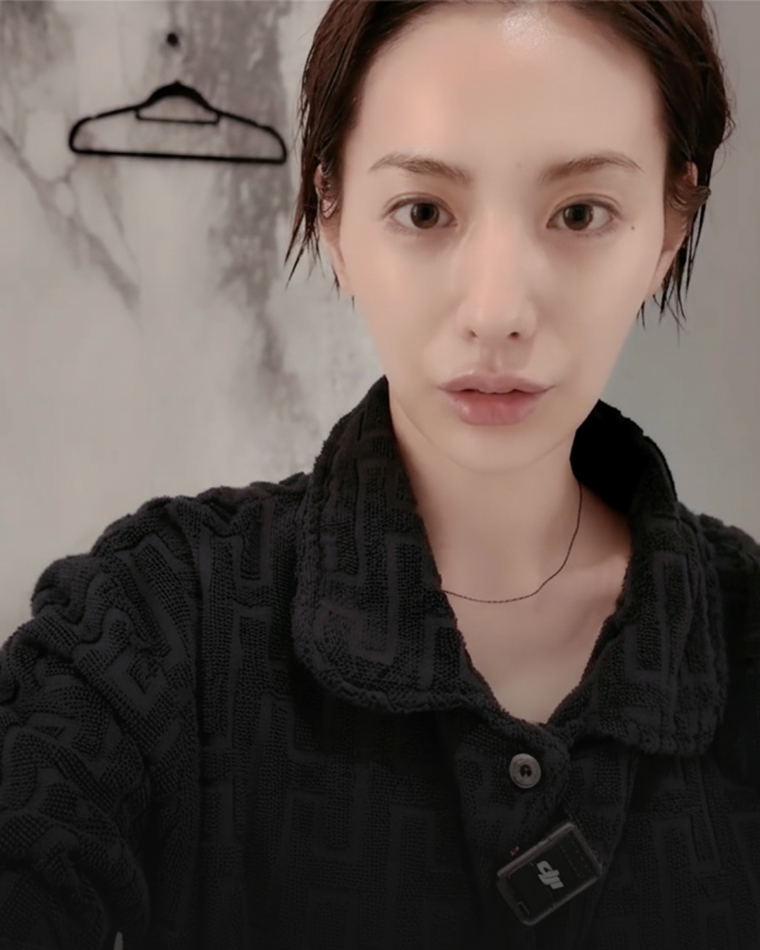 에르메스인 줄 알았더니💸
사쉬른, 10만원도 안한다구??🫢🎊
나나의 공식 유튜브 채널 ‘NA( )NA’ 휴가 브이로그에 등장한 파자마 세트, 에르메스처럼 보이지만 사실은 아니였습니다. 그래서 준비한 파자마 정보, 세트로 가져왔으니 지금 바로 확인해 보세요.
- 테토 시그니처 블랙 수피마 테리 파자마 셔츠, 8만 원대
- 테토 시그니처 블랙 수피마 테리 파자마 팬츠, 8만 원대
- 테토 솔리드 블랙 컴포트 라운지 슬리퍼, 1만 원대
영상: 1,2. 유튜브 NA( )NA 이미지