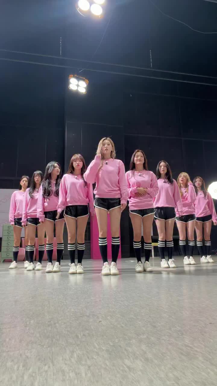 본능적으로 아원츄픽미업💃🏼 오는 5월 컴백하는 아이오아이가 ‘PICK ME’의 연습 현장을 공개했습니다. 오랜만에 하는 안무임에도 누구하나 까먹지 않고 칼군무를 추는 모습. 영상과 함께 10년 전으로 돌아가보실까요? 이미지