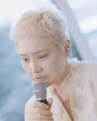 이소라의 플레이리스트 뮤직 큐🎧
그녀가 선택한 47곡의 선율🎹🎶
감성 여왕 싱어송라이터 이소라가 직접 큐레이션한 오리지널 플레이리스트가 발렌시아가 뮤직을 통해 공개됩니다. 이번 발렌시아가 뮤직 프로젝트를 위해 그녀는 즐겨듣는 총 47곡을 엄선하였는데요. 'IN MY MEMORIES‘를 주제로 이소라가 직접 엄선한 플레이리스트를 들을 수 있는 라이브 청음회는 오는 10일 오후 6시, 공식 카카오TV와 이소라 공식 유튜브 채널을 통해 실시간 스트리밍으로 감상하실 수 있습니다. 이미지