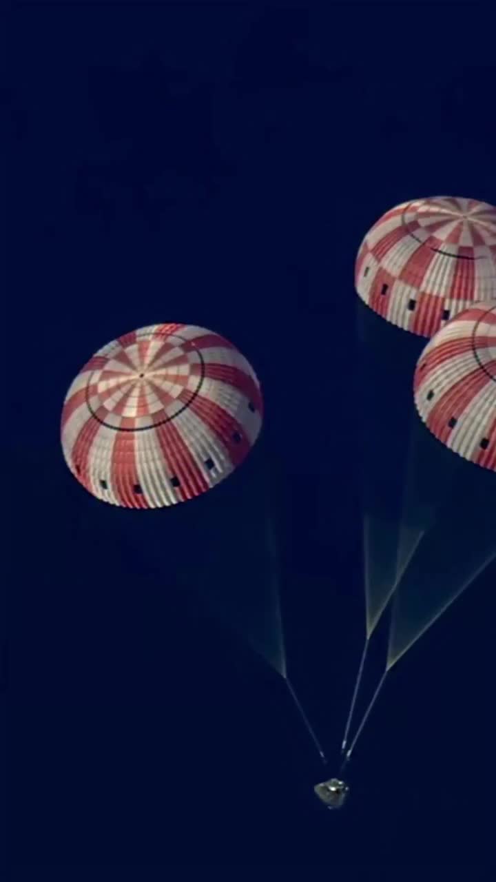 ‘아르테미스 2호‘ 지구 귀환 완료👏 50년 만에 사람 태워 달 왕복🌕 유인 우주탐사선 아르테미스 2호가 달 탐사를 마치고 지구로 귀환했습니다. 미 항공우주국 나사는 10일 오후 8시 7분(미 동부 시간 기준) 유인 캡슐 ‘오리온’이 미국 샌디에이고 인근 태평양 해상에 착륙하는 모습을 생중계 했는데요. 지난 1일 케네디 우주센터에서 발사된 지 열흘 만입니다. 한편 인류가 달 궤도를 비행하고 돌아온 것은 1970년대 이후 처음입니다. 이미지