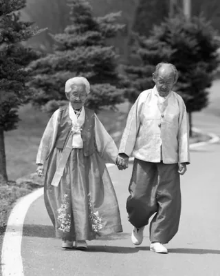 <님아, 그 강을 건너지 마오> 강계열 할머니, 향년 102세 별세
다큐멘터리 영화 <님아, 그 강을 건너지 마오>의 주인공이었던 강계열 할머니가 향년 102세로 별세했습니다. 진모영 감독은 10일 개인 SNS를 통해 할머니의 부고를 알리며 “2012년 9월 9일, 처음 뵙던 날에도 소녀같았는데... 그 소녀는 100세가 되어 강을 건너가셨습니다. 좋아하는 조병만 할아버지 곁으로."라고 전했습니다. 생전 먼저 세상을 떠난 조병만 할아버지를 그리워하셨기에 하늘에서 두 분이 다시 만나길, 많은 이들도 애도를 전하고 있습니다. 삼가 고인의 명복을 빕니다. 이미지