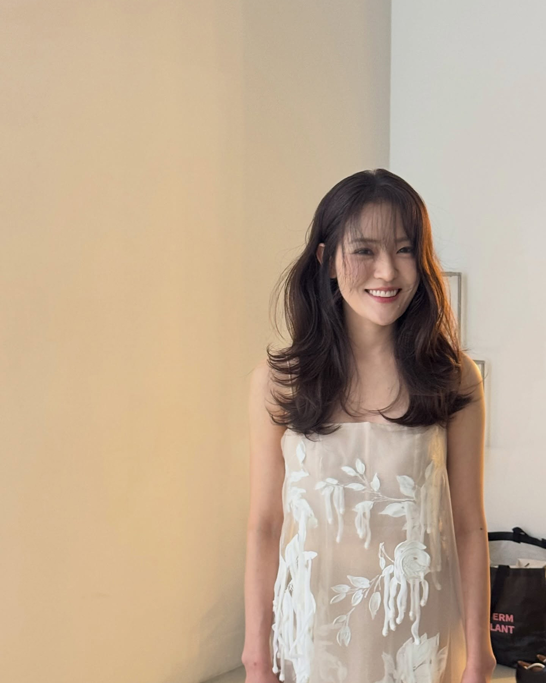 5월의 신부, 중식 여신 셰프 박은영👰🏻♀️
의사 남편과의 웨딩 화보 비하인드 공개📸
5월 결혼을 앞둔 박은영 셰프가 결혼에 대한 소감을 밝히며 웨딩 촬영 사진 비하인드 컷으로 보이는 사진도 함께 공개했습니다. 뒤태만으로도 훈훈한 예비 신랑의 모습이 감탄을 자아내는데요. "많은 분들이 따뜻한 축하를 보내주셔서 진심으로 감사드린다"며 "결혼이라는 새로운 시작을 하게 됐다. 따뜻한 시선으로 지켜봐 달라"고 전했습니다. 한편, 박은영 셰프는 오는 5월 의사로 알려진 예비 신랑과 신라호텔에서 예식을 올릴 예정입니다. 이미지5