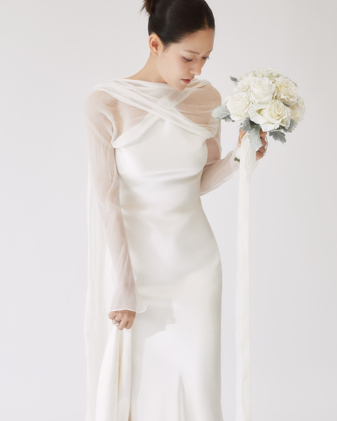 5월의 신부, 중식 여신 셰프 박은영👰🏻♀️
의사 남편과의 웨딩 화보 비하인드 공개📸
5월 결혼을 앞둔 박은영 셰프가 결혼에 대한 소감을 밝히며 웨딩 촬영 사진 비하인드 컷으로 보이는 사진도 함께 공개했습니다. 뒤태만으로도 훈훈한 예비 신랑의 모습이 감탄을 자아내는데요. "많은 분들이 따뜻한 축하를 보내주셔서 진심으로 감사드린다"며 "결혼이라는 새로운 시작을 하게 됐다. 따뜻한 시선으로 지켜봐 달라"고 전했습니다. 한편, 박은영 셰프는 오는 5월 의사로 알려진 예비 신랑과 신라호텔에서 예식을 올릴 예정입니다. 이미지7