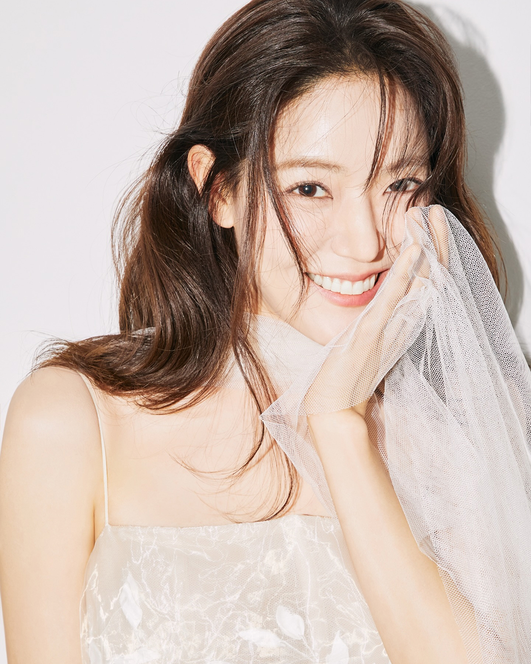 5월의 신부, 중식 여신 셰프 박은영👰🏻♀️
의사 남편과의 웨딩 화보 비하인드 공개📸
5월 결혼을 앞둔 박은영 셰프가 결혼에 대한 소감을 밝히며 웨딩 촬영 사진 비하인드 컷으로 보이는 사진도 함께 공개했습니다. 뒤태만으로도 훈훈한 예비 신랑의 모습이 감탄을 자아내는데요. "많은 분들이 따뜻한 축하를 보내주셔서 진심으로 감사드린다"며 "결혼이라는 새로운 시작을 하게 됐다. 따뜻한 시선으로 지켜봐 달라"고 전했습니다. 한편, 박은영 셰프는 오는 5월 의사로 알려진 예비 신랑과 신라호텔에서 예식을 올릴 예정입니다. 이미지9